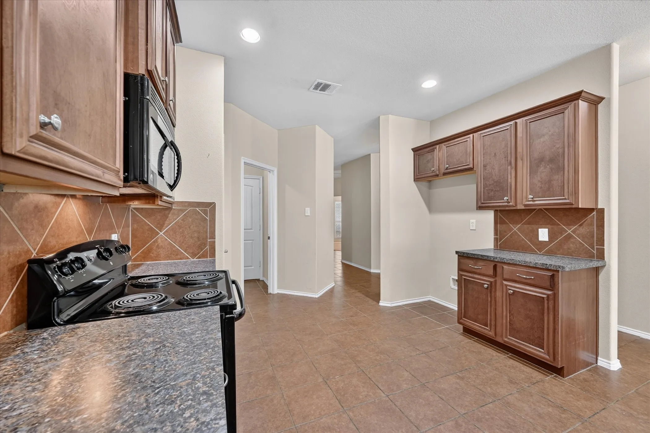 Single Family Residence For Rent in Denton County , 14911 Riverside Drive, Little Elm, Texas 75068, 3 Bedroom, 2 Bathroom, 2 Garage spaces, 1,882 Sqft, built in 2010, mls#21367710, Real Estate Agent in Little Elm, Homes For Rent in Denton county, Homes For Rent in Little Elm, Realtor in Little Elm Texas, Real Estate Brokerage Independent Realty Texas, Luminita Cordes Realtor