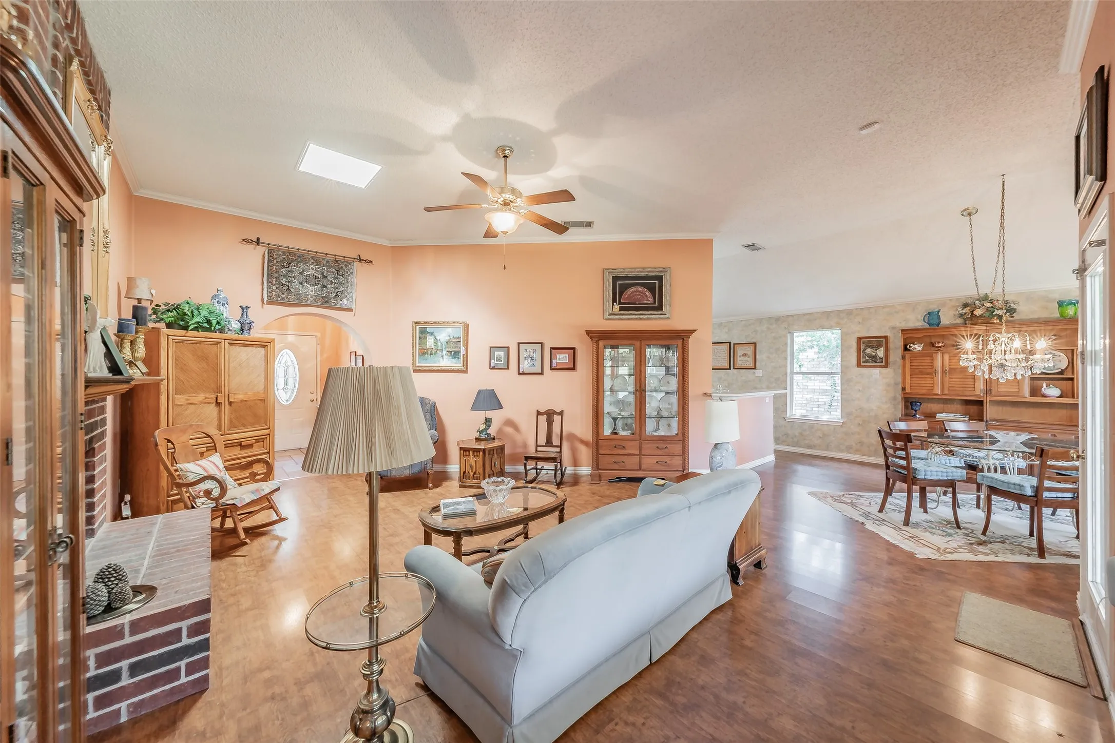Single Family Residence For Sale in Tarrant County , 1108 Middlebury Lane, Euless, Texas 76040, 4 Bedroom, 2 Bathroom, 2 Garage spaces, 1,810 Sqft, built in 1991, mls#21341684, Real Estate Agent in Euless, Homes For Sale in Tarrant county, Homes For Sale in Euless, Realtor in Euless Texas, Real Estate Brokerage Independent Realty Texas, Luminita Cordes Realtor