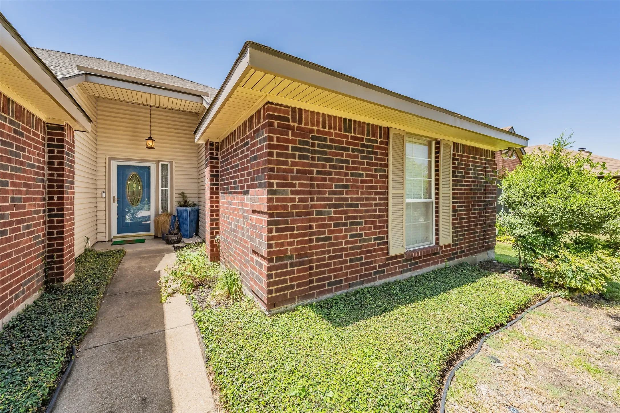 Single Family Residence For Sale in Tarrant County , 1108 Middlebury Lane, Euless, Texas 76040, 4 Bedroom, 2 Bathroom, 2 Garage spaces, 1,810 Sqft, built in 1991, mls#21341684, Real Estate Agent in Euless, Homes For Sale in Tarrant county, Homes For Sale in Euless, Realtor in Euless Texas, Real Estate Brokerage Independent Realty Texas, Luminita Cordes Realtor