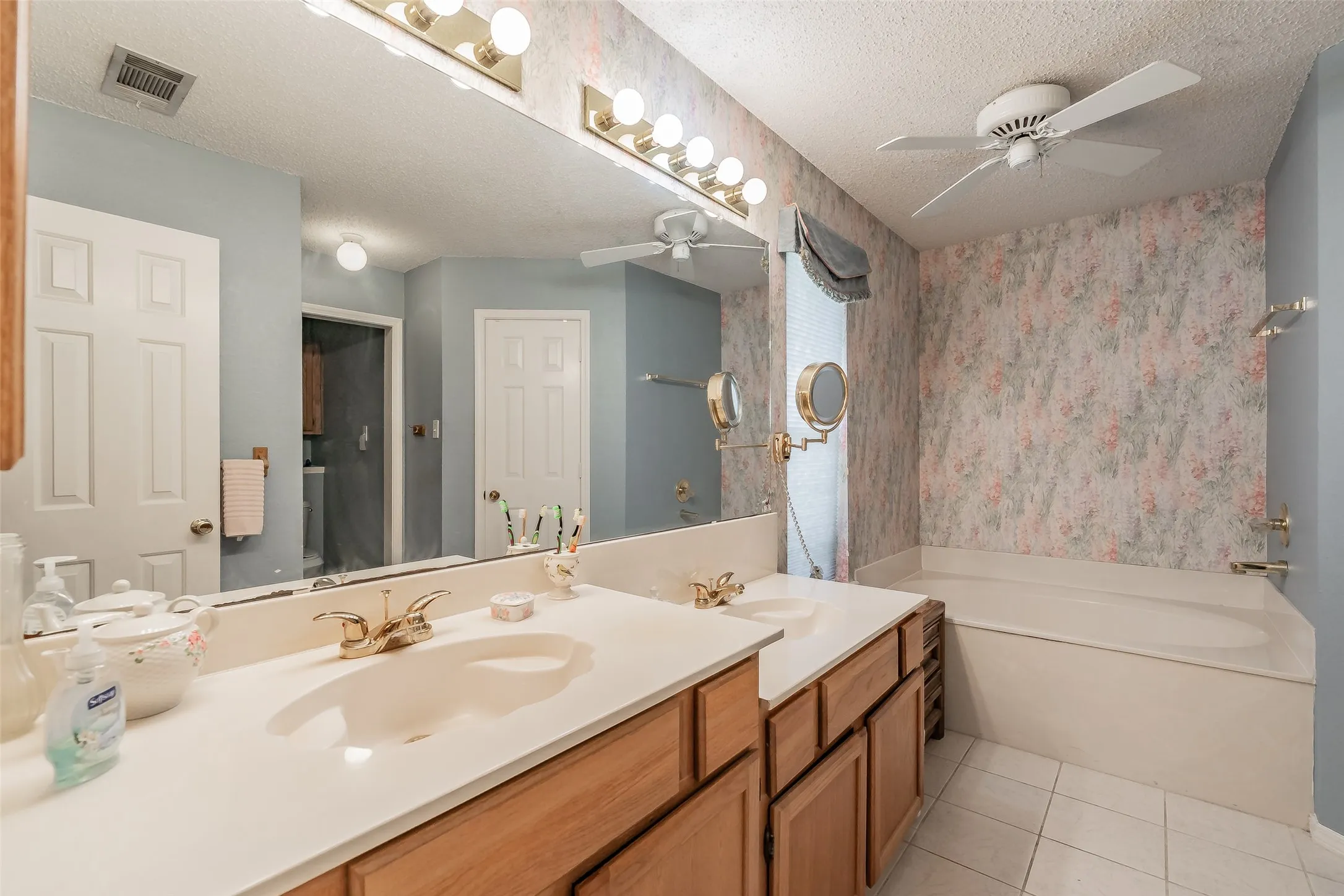 Single Family Residence For Sale in Tarrant County , 1108 Middlebury Lane, Euless, Texas 76040, 4 Bedroom, 2 Bathroom, 2 Garage spaces, 1,810 Sqft, built in 1991, mls#21341684, Real Estate Agent in Euless, Homes For Sale in Tarrant county, Homes For Sale in Euless, Realtor in Euless Texas, Real Estate Brokerage Independent Realty Texas, Luminita Cordes Realtor