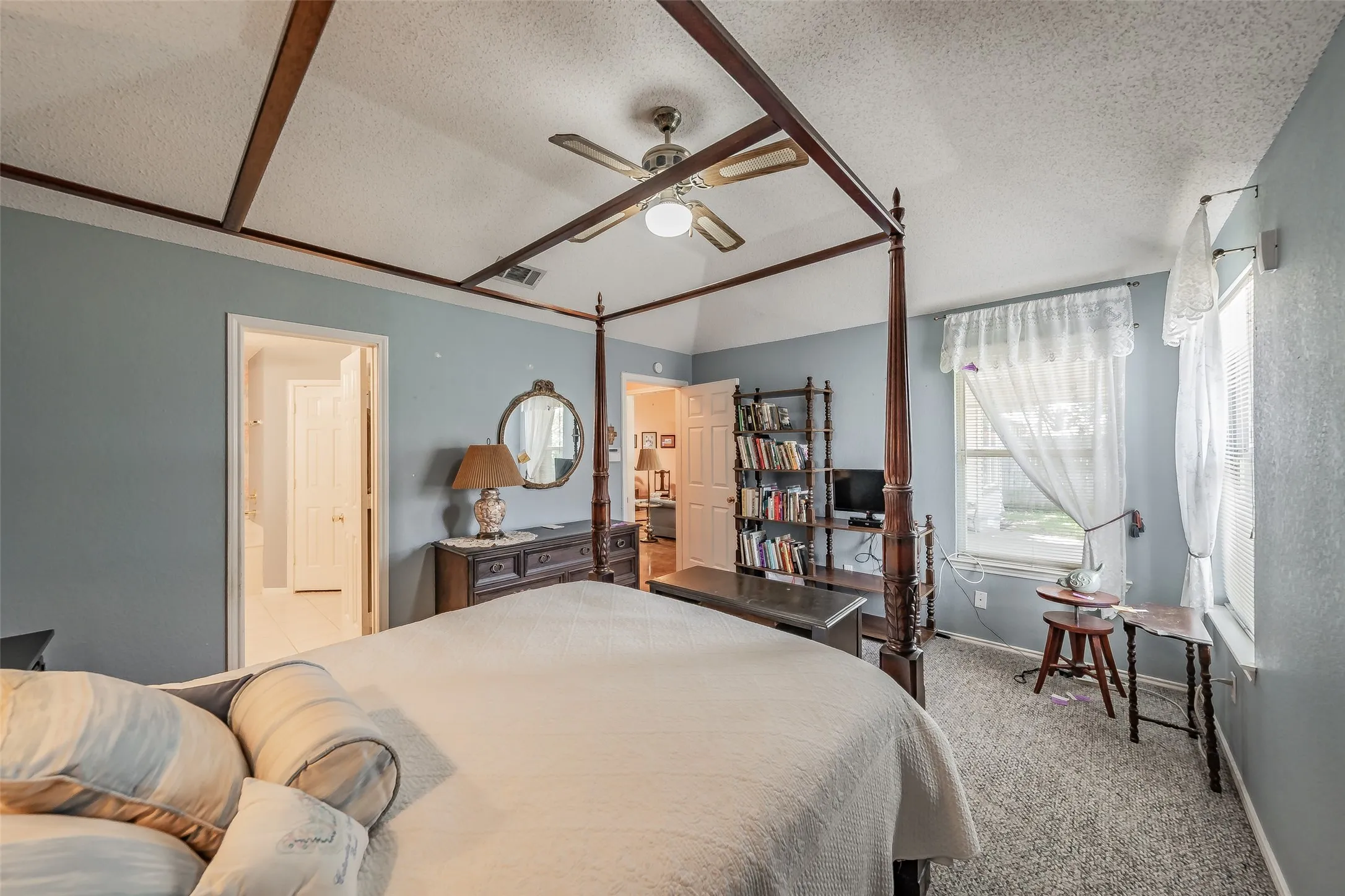 Single Family Residence For Sale in Tarrant County , 1108 Middlebury Lane, Euless, Texas 76040, 4 Bedroom, 2 Bathroom, 2 Garage spaces, 1,810 Sqft, built in 1991, mls#21341684, Real Estate Agent in Euless, Homes For Sale in Tarrant county, Homes For Sale in Euless, Realtor in Euless Texas, Real Estate Brokerage Independent Realty Texas, Luminita Cordes Realtor