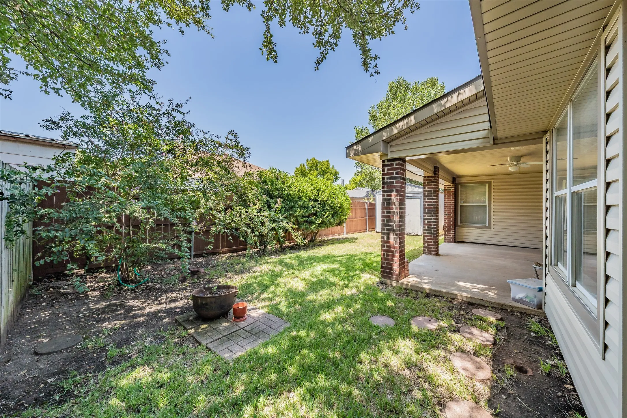 Single Family Residence For Sale in Tarrant County , 1108 Middlebury Lane, Euless, Texas 76040, 4 Bedroom, 2 Bathroom, 2 Garage spaces, 1,810 Sqft, built in 1991, mls#21341684, Real Estate Agent in Euless, Homes For Sale in Tarrant county, Homes For Sale in Euless, Realtor in Euless Texas, Real Estate Brokerage Independent Realty Texas, Luminita Cordes Realtor