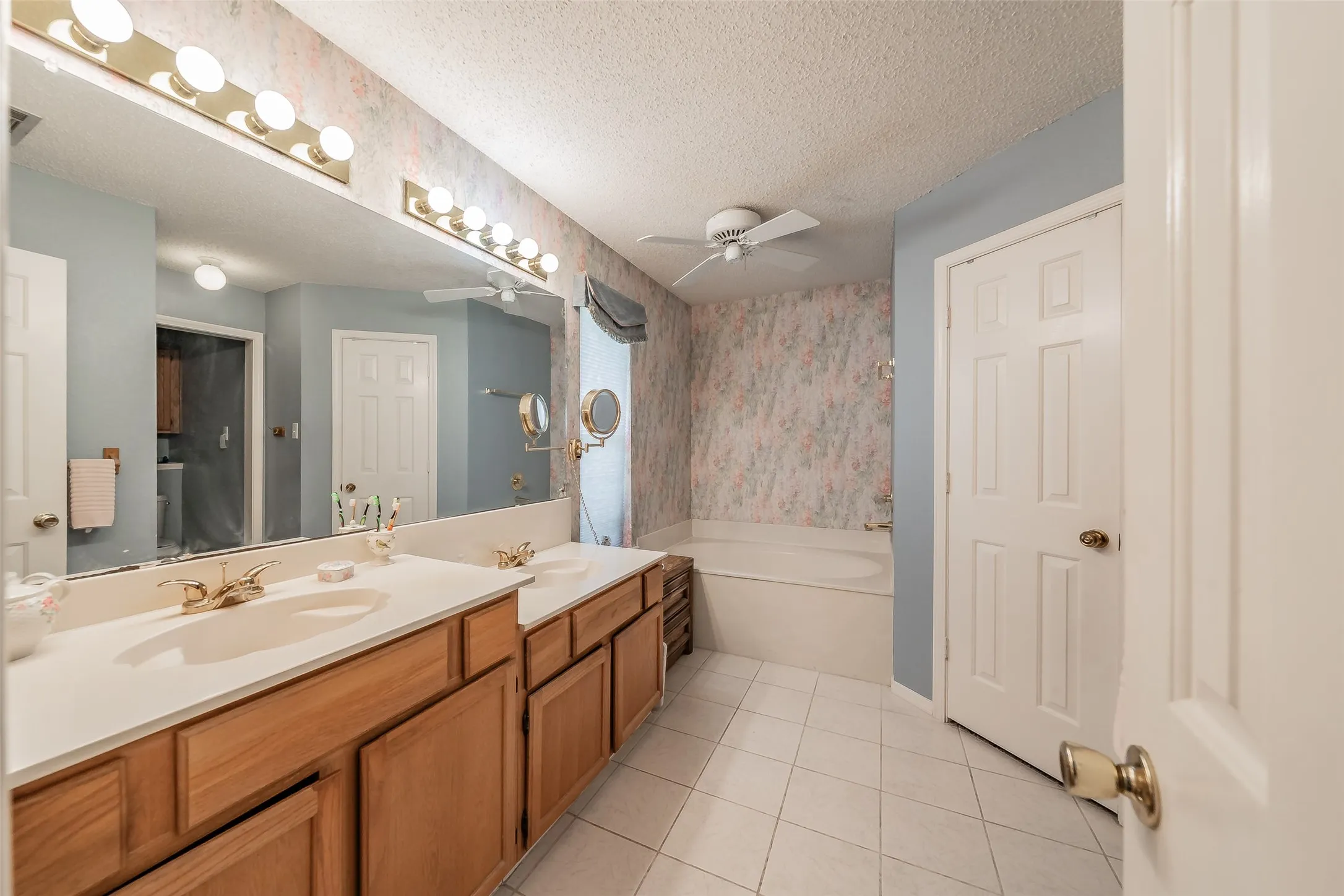 Single Family Residence For Sale in Tarrant County , 1108 Middlebury Lane, Euless, Texas 76040, 4 Bedroom, 2 Bathroom, 2 Garage spaces, 1,810 Sqft, built in 1991, mls#21341684, Real Estate Agent in Euless, Homes For Sale in Tarrant county, Homes For Sale in Euless, Realtor in Euless Texas, Real Estate Brokerage Independent Realty Texas, Luminita Cordes Realtor