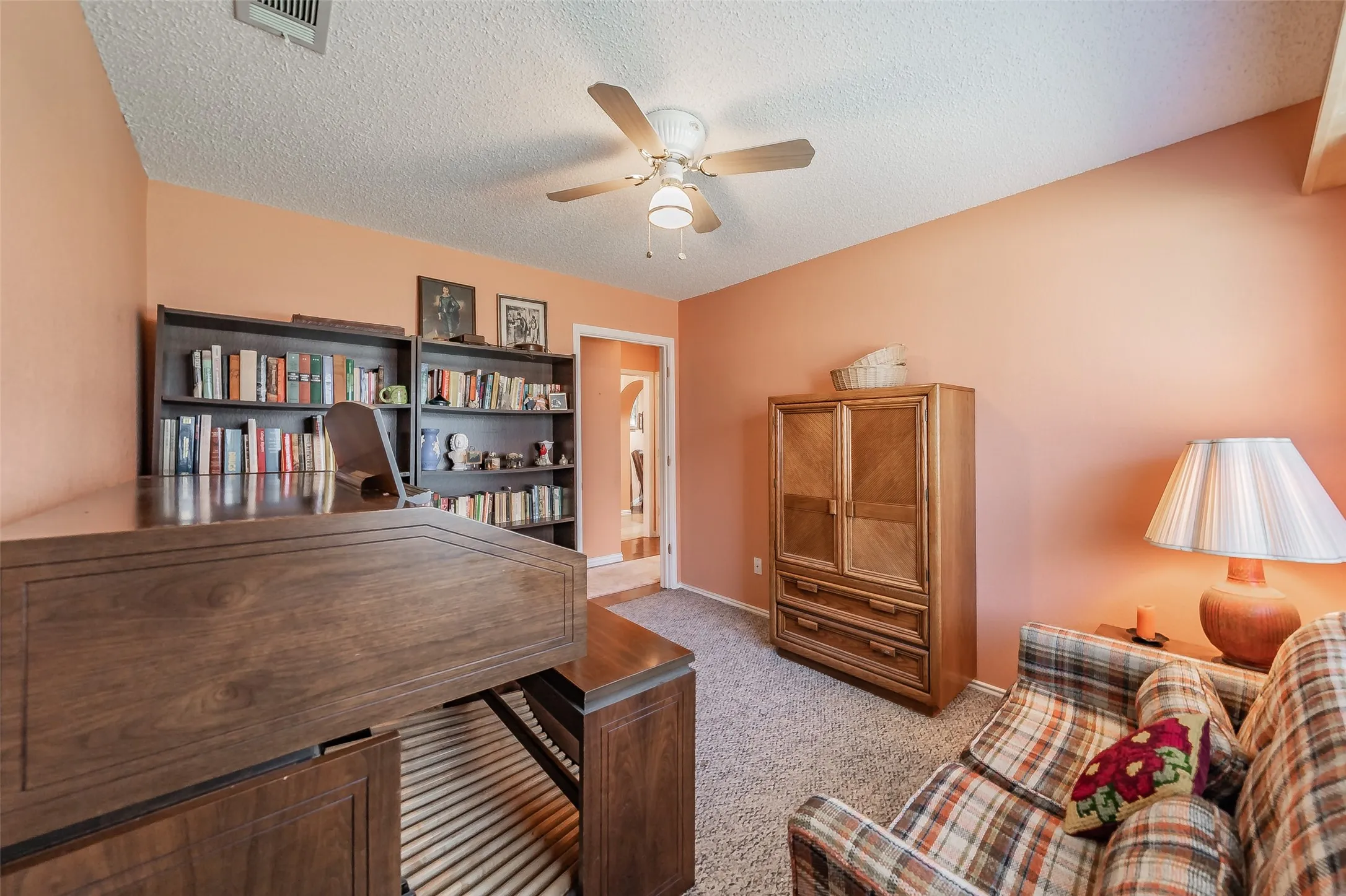 Single Family Residence For Sale in Tarrant County , 1108 Middlebury Lane, Euless, Texas 76040, 4 Bedroom, 2 Bathroom, 2 Garage spaces, 1,810 Sqft, built in 1991, mls#21341684, Real Estate Agent in Euless, Homes For Sale in Tarrant county, Homes For Sale in Euless, Realtor in Euless Texas, Real Estate Brokerage Independent Realty Texas, Luminita Cordes Realtor