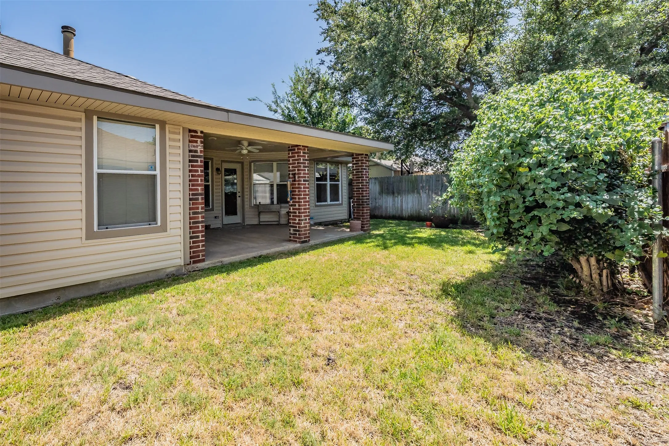 Single Family Residence For Sale in Tarrant County , 1108 Middlebury Lane, Euless, Texas 76040, 4 Bedroom, 2 Bathroom, 2 Garage spaces, 1,810 Sqft, built in 1991, mls#21341684, Real Estate Agent in Euless, Homes For Sale in Tarrant county, Homes For Sale in Euless, Realtor in Euless Texas, Real Estate Brokerage Independent Realty Texas, Luminita Cordes Realtor
