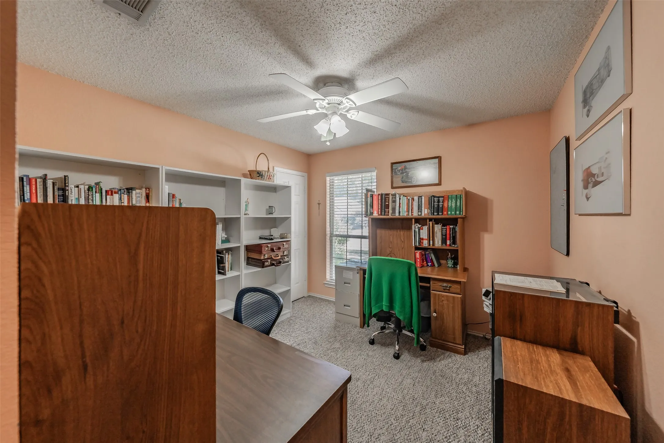 Single Family Residence For Sale in Tarrant County , 1108 Middlebury Lane, Euless, Texas 76040, 4 Bedroom, 2 Bathroom, 2 Garage spaces, 1,810 Sqft, built in 1991, mls#21341684, Real Estate Agent in Euless, Homes For Sale in Tarrant county, Homes For Sale in Euless, Realtor in Euless Texas, Real Estate Brokerage Independent Realty Texas, Luminita Cordes Realtor