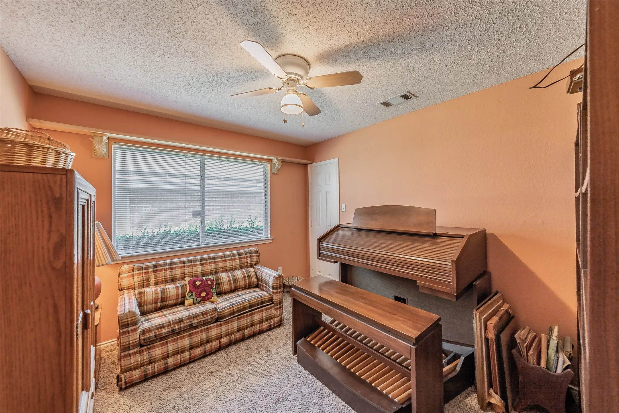 Single Family Residence For Sale in Tarrant County , 1108 Middlebury Lane, Euless, Texas 76040, 4 Bedroom, 2 Bathroom, 2 Garage spaces, 1,810 Sqft, built in 1991, mls#21341684, Real Estate Agent in Euless, Homes For Sale in Tarrant county, Homes For Sale in Euless, Realtor in Euless Texas, Real Estate Brokerage Independent Realty Texas, Luminita Cordes Realtor