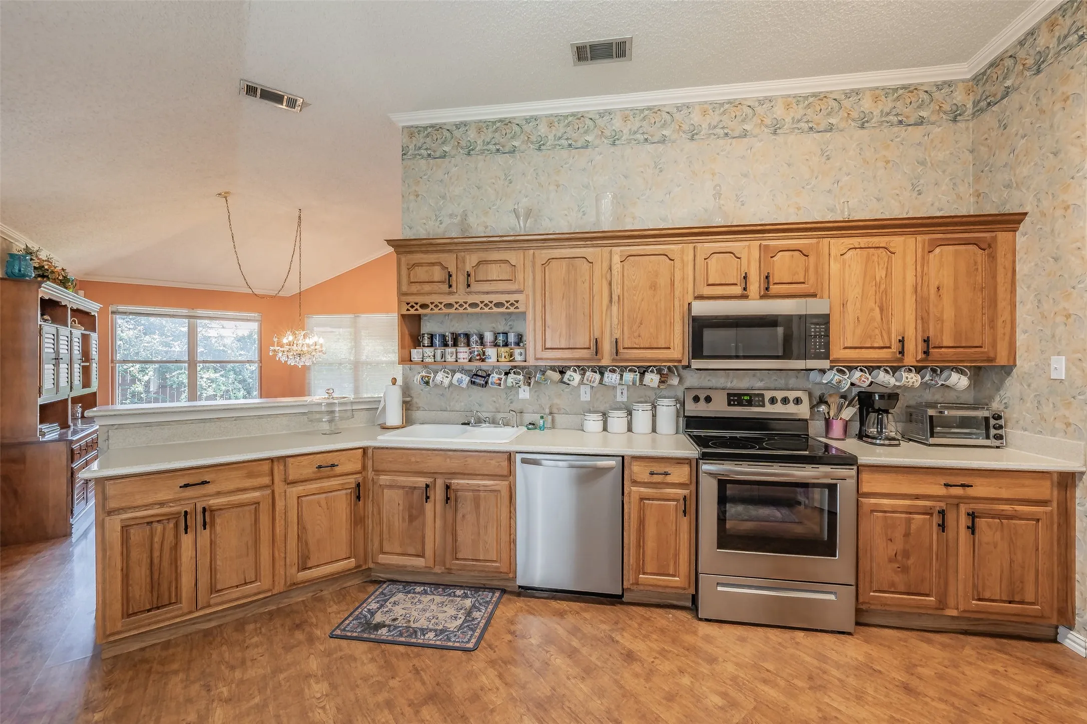 Single Family Residence For Sale in Tarrant County , 1108 Middlebury Lane, Euless, Texas 76040, 4 Bedroom, 2 Bathroom, 2 Garage spaces, 1,810 Sqft, built in 1991, mls#21341684, Real Estate Agent in Euless, Homes For Sale in Tarrant county, Homes For Sale in Euless, Realtor in Euless Texas, Real Estate Brokerage Independent Realty Texas, Luminita Cordes Realtor
