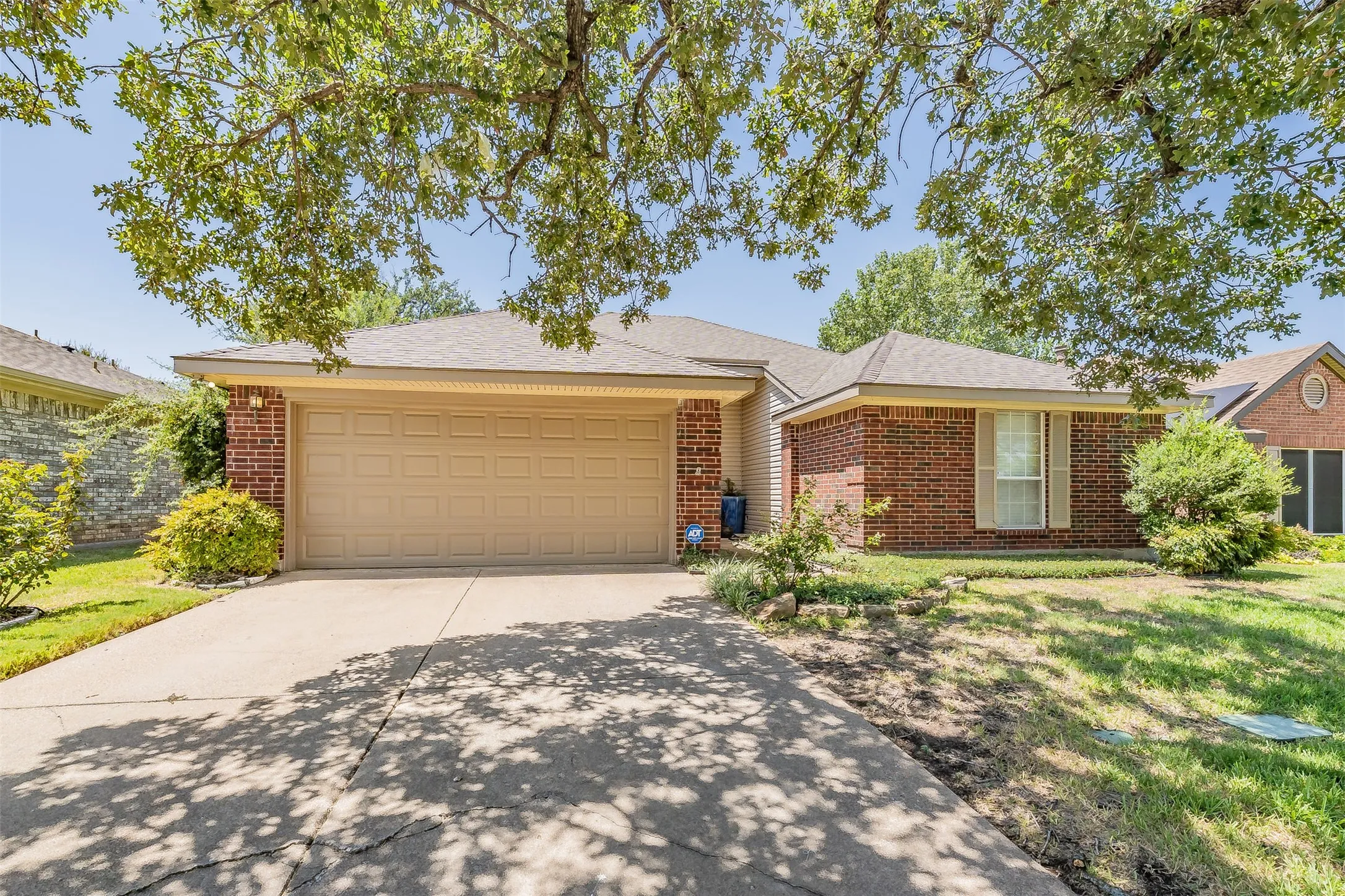 Single Family Residence For Sale in Tarrant County , 1108 Middlebury Lane, Euless, Texas 76040, 4 Bedroom, 2 Bathroom, 2 Garage spaces, 1,810 Sqft, built in 1991, mls#21341684, Real Estate Agent in Euless, Homes For Sale in Tarrant county, Homes For Sale in Euless, Realtor in Euless Texas, Real Estate Brokerage Independent Realty Texas, Luminita Cordes Realtor