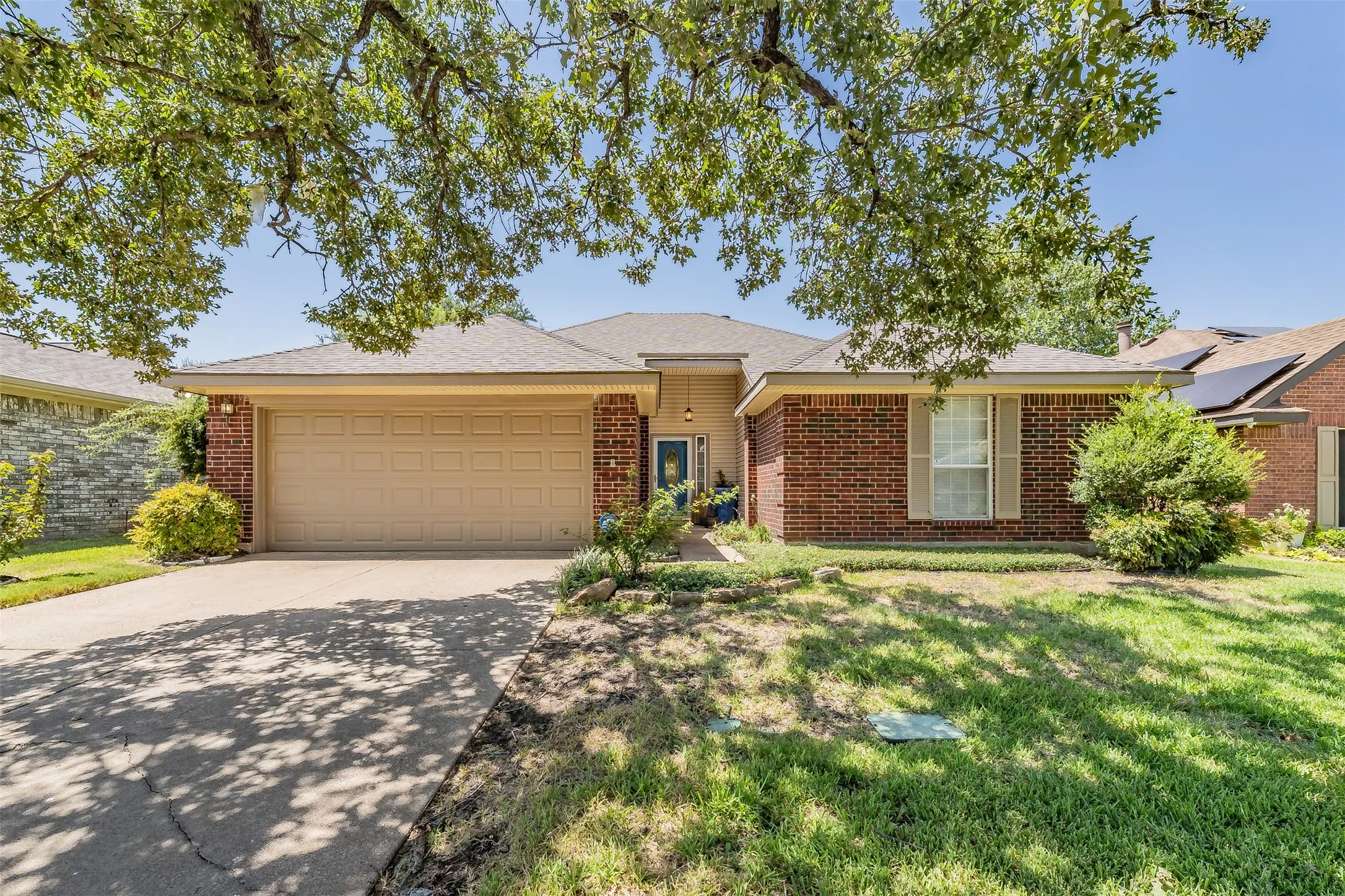 Single Family Residence For Sale in Tarrant County , 1108 Middlebury Lane, Euless, Texas 76040, 4 Bedroom, 2 Bathroom, 2 Garage spaces, 1,810 Sqft, built in 1991, mls#21341684, Real Estate Agent in Euless, Homes For Sale in Tarrant county, Homes For Sale in Euless, Realtor in Euless Texas, Real Estate Brokerage Independent Realty Texas, Luminita Cordes Realtor
