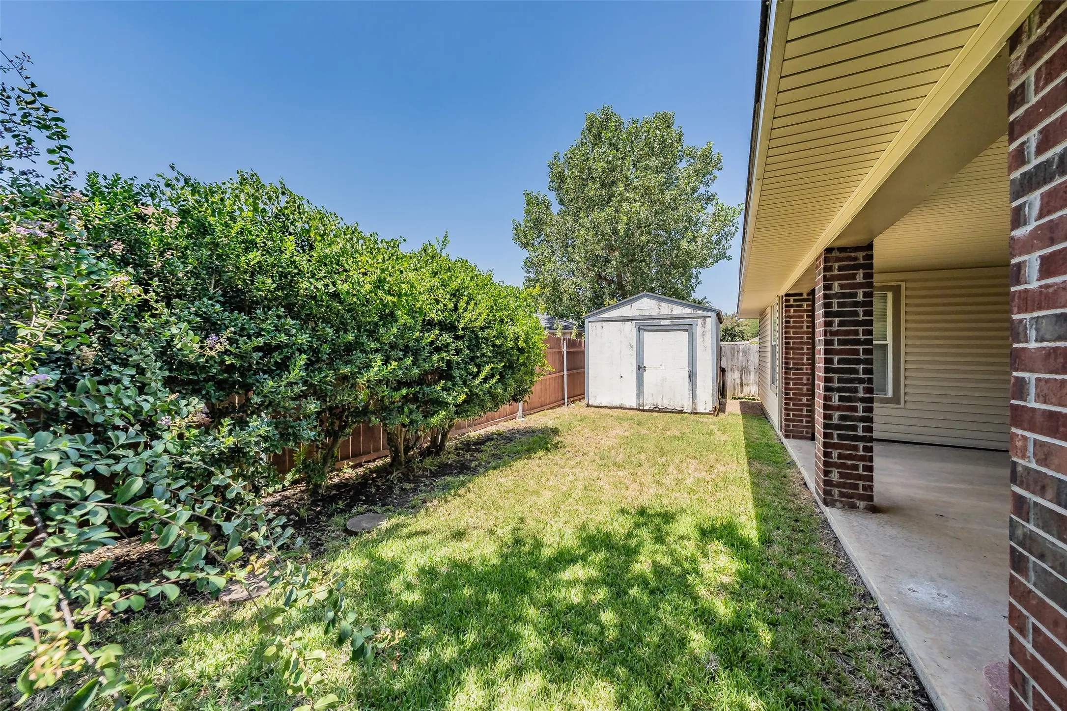 Single Family Residence For Sale in Tarrant County , 1108 Middlebury Lane, Euless, Texas 76040, 4 Bedroom, 2 Bathroom, 2 Garage spaces, 1,810 Sqft, built in 1991, mls#21341684, Real Estate Agent in Euless, Homes For Sale in Tarrant county, Homes For Sale in Euless, Realtor in Euless Texas, Real Estate Brokerage Independent Realty Texas, Luminita Cordes Realtor