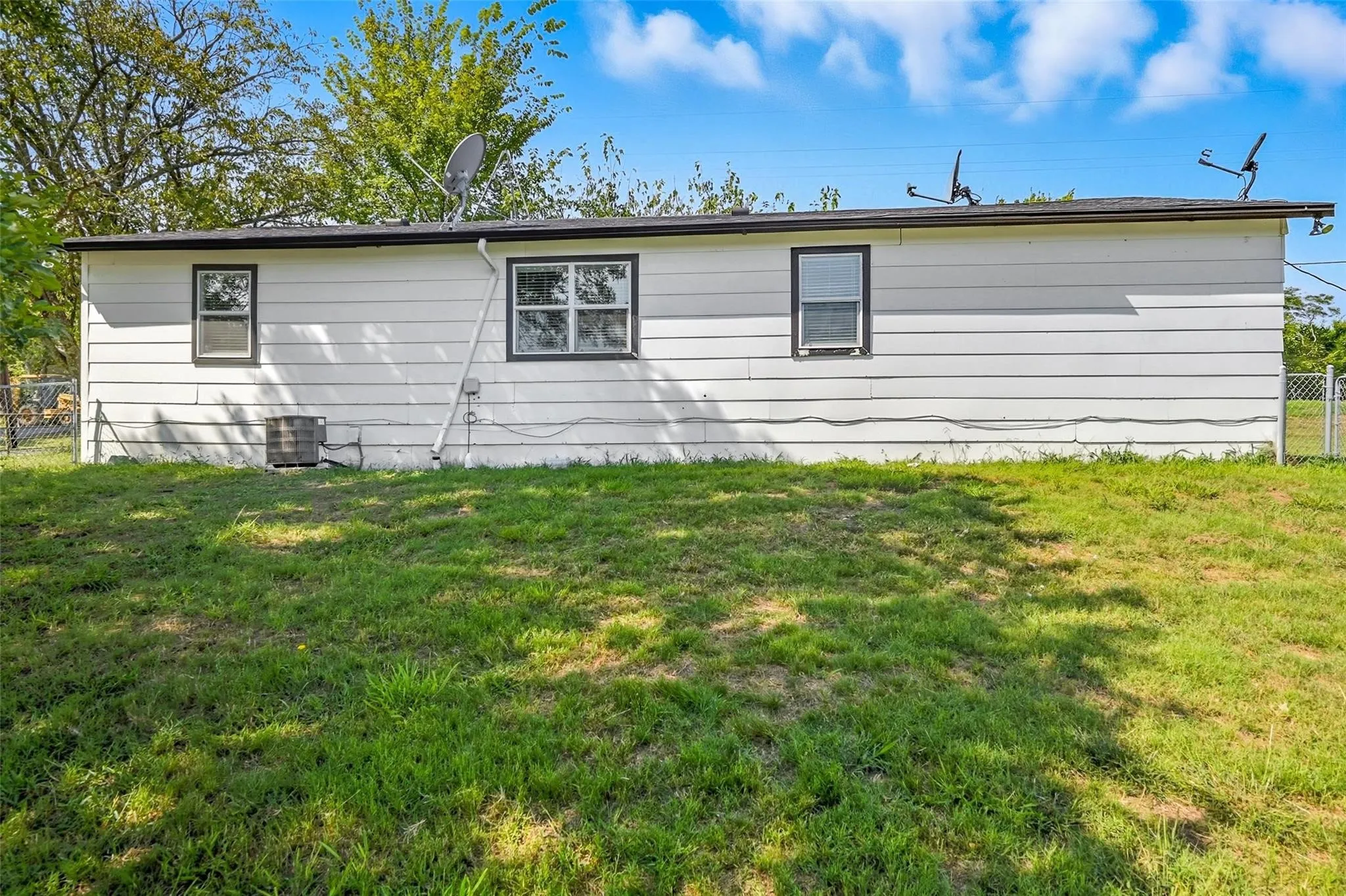 Single Family Residence For Sale in Collin County , 1166 N Business Highway 78, Blue Ridge, Texas 75424, 3 Bedroom, 1 Bathroom, Garage spaces, 1,250 Sqft, built in 1980, mls#21367731, Real Estate Agent in Blue Ridge, Homes For Sale in Collin county, Homes For Sale in Blue Ridge, Realtor in Blue Ridge Texas, Real Estate Brokerage Independent Realty Texas, Luminita Cordes Realtor