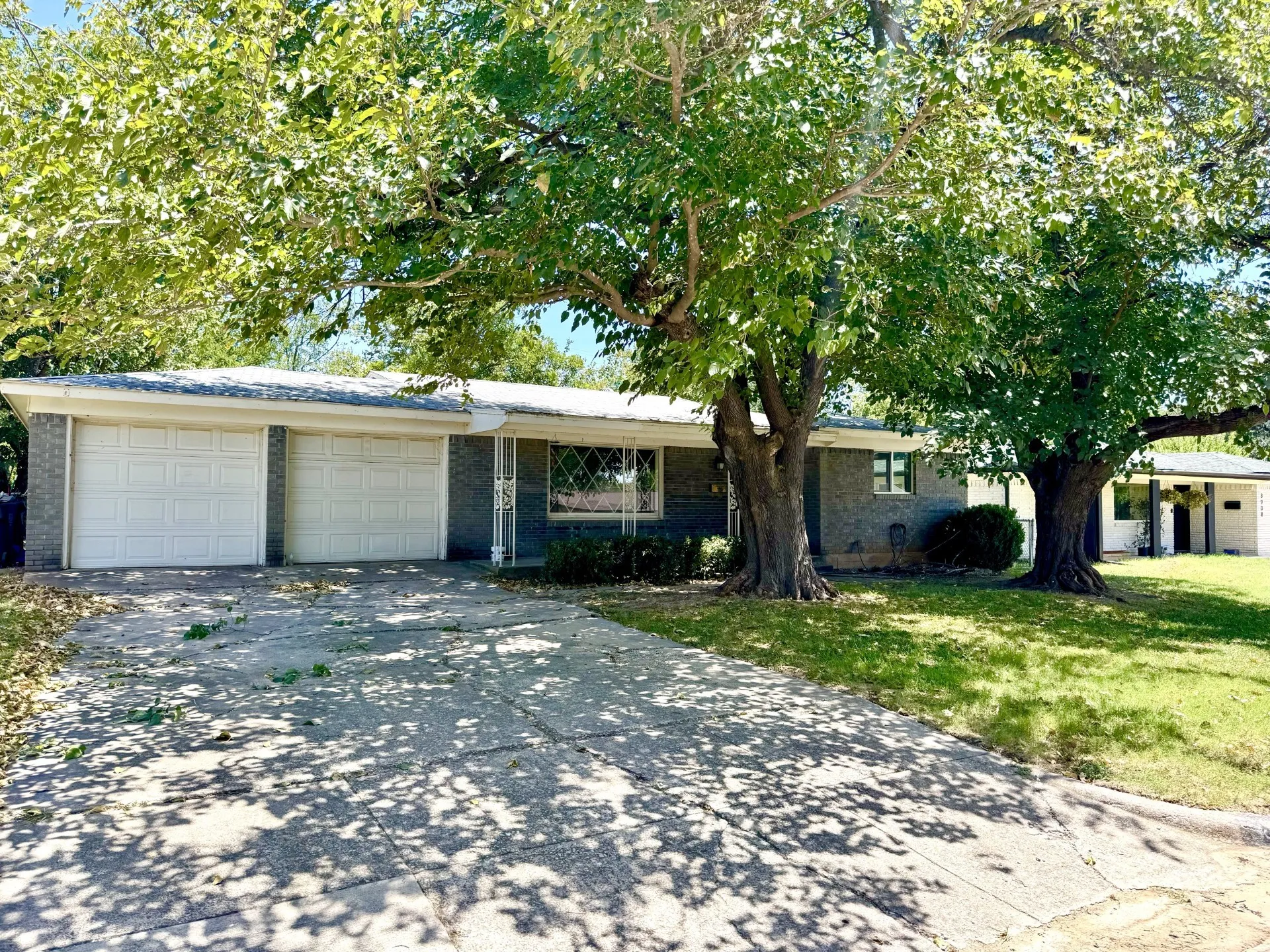 Single Family Residence For Sale in Tarrant County , 3912 Shawnee Trail, Lake Worth, Texas 76135, 3 Bedroom, 2 Bathroom, 2 Garage spaces, 1,343 Sqft, built in 1961, mls#21329202, Real Estate Agent in Lake Worth, Homes For Sale in Tarrant county, Homes For Sale in Lake Worth, Realtor in Lake Worth Texas, Real Estate Brokerage Independent Realty Texas, Luminita Cordes Realtor