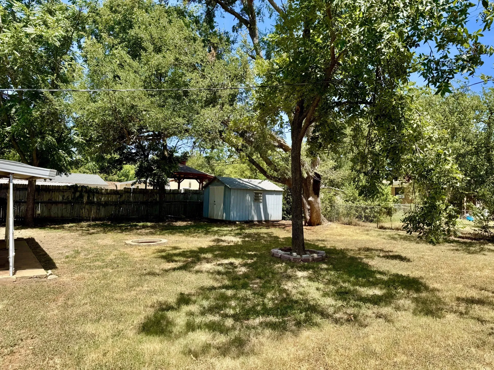 Single Family Residence For Sale in Tarrant County , 3912 Shawnee Trail, Lake Worth, Texas 76135, 3 Bedroom, 2 Bathroom, 2 Garage spaces, 1,343 Sqft, built in 1961, mls#21329202, Real Estate Agent in Lake Worth, Homes For Sale in Tarrant county, Homes For Sale in Lake Worth, Realtor in Lake Worth Texas, Real Estate Brokerage Independent Realty Texas, Luminita Cordes Realtor
