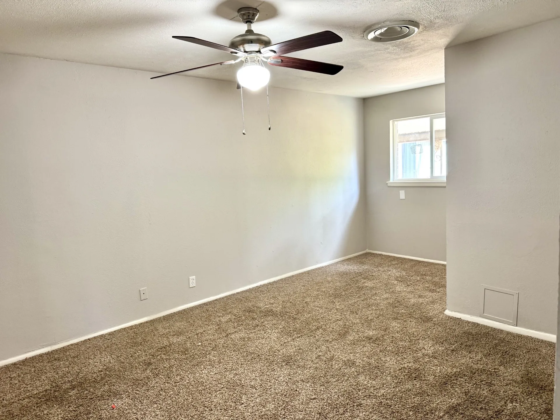 Single Family Residence For Sale in Tarrant County , 3912 Shawnee Trail, Lake Worth, Texas 76135, 3 Bedroom, 2 Bathroom, 2 Garage spaces, 1,343 Sqft, built in 1961, mls#21329202, Real Estate Agent in Lake Worth, Homes For Sale in Tarrant county, Homes For Sale in Lake Worth, Realtor in Lake Worth Texas, Real Estate Brokerage Independent Realty Texas, Luminita Cordes Realtor