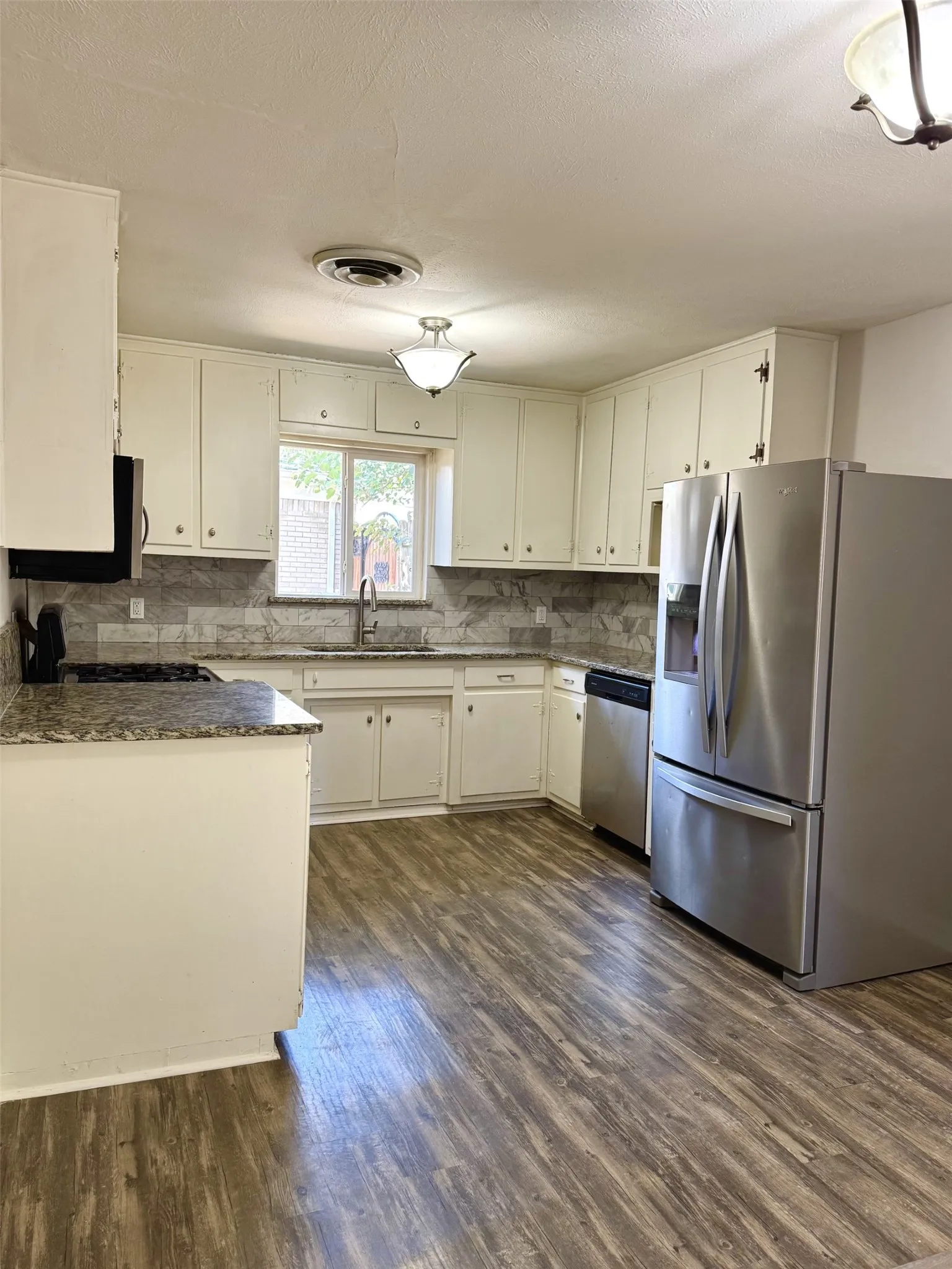 Single Family Residence For Sale in Tarrant County , 3912 Shawnee Trail, Lake Worth, Texas 76135, 3 Bedroom, 2 Bathroom, 2 Garage spaces, 1,343 Sqft, built in 1961, mls#21329202, Real Estate Agent in Lake Worth, Homes For Sale in Tarrant county, Homes For Sale in Lake Worth, Realtor in Lake Worth Texas, Real Estate Brokerage Independent Realty Texas, Luminita Cordes Realtor