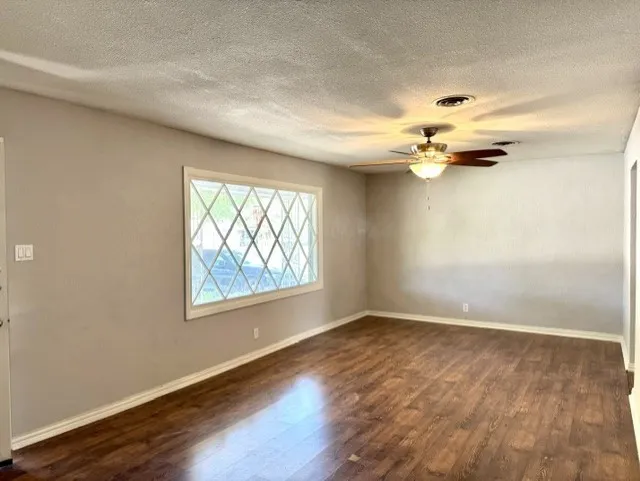 Single Family Residence For Sale in Tarrant County , 3912 Shawnee Trail, Lake Worth, Texas 76135, 3 Bedroom, 2 Bathroom, 2 Garage spaces, 1,343 Sqft, built in 1961, mls#21329202, Real Estate Agent in Lake Worth, Homes For Sale in Tarrant county, Homes For Sale in Lake Worth, Realtor in Lake Worth Texas, Real Estate Brokerage Independent Realty Texas, Luminita Cordes Realtor