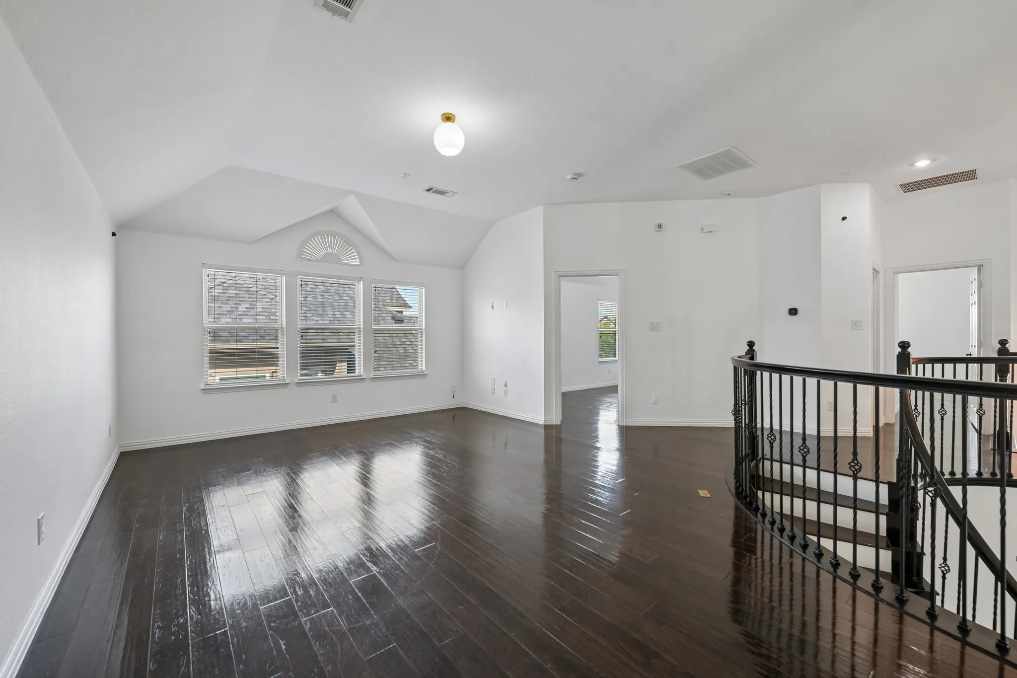 Single Family Residence For Rent in Denton County , 720 Yarrow Street, Little Elm, Texas 75068, 6 Bedroom, 4 Bathroom, 2 Garage spaces, 4,287 Sqft, built in 2016, mls#21367741, Real Estate Agent in Little Elm, Homes For Rent in Denton county, Homes For Rent in Little Elm, Realtor in Little Elm Texas, Real Estate Brokerage Independent Realty Texas, Luminita Cordes Realtor