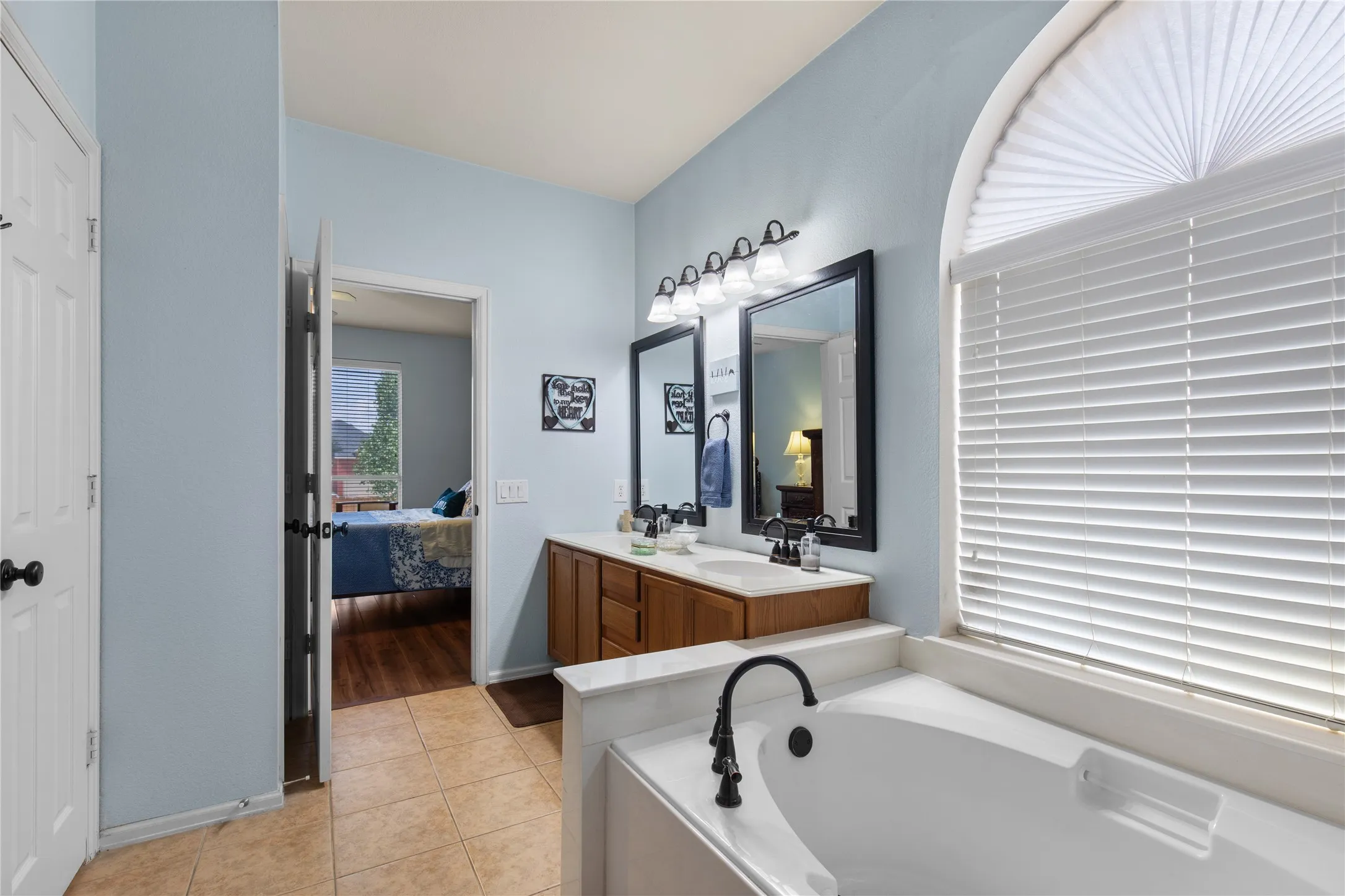 Single Family Residence For Sale in Tarrant County , 615 Rosarita Road, Arlington, Texas 76002, 4 Bedroom, 3 Bathroom, 3 Garage spaces, 2,562 Sqft, built in 2005, mls#21367249, Real Estate Agent in Arlington, Homes For Sale in Tarrant county, Homes For Sale in Arlington, Realtor in Arlington Texas, Real Estate Brokerage Independent Realty Texas, Luminita Cordes Realtor