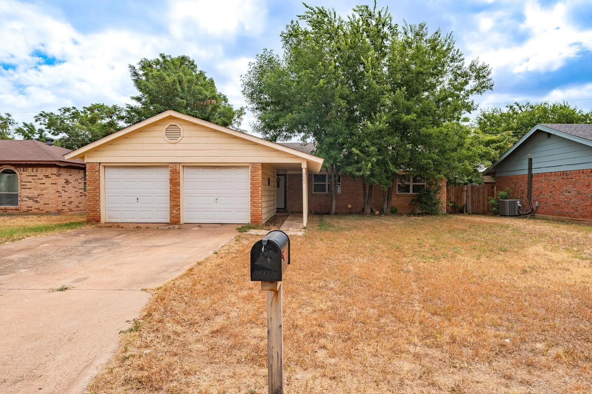 Single Family Residence For Sale in Taylor County , 225 N La Salle Drive, Abilene, Texas 79603, 3 Bedroom, 2 Bathroom, 2 Garage spaces, 1,595 Sqft, built in 1965, mls#21367745, Real Estate Agent in Abilene, Homes For Sale in Taylor county, Homes For Sale in Abilene, Realtor in Abilene Texas, Real Estate Brokerage Independent Realty Texas, Luminita Cordes Realtor