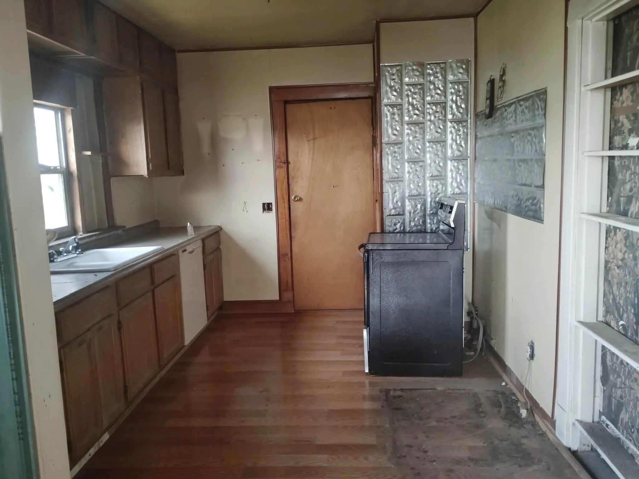 Single Family Residence For Sale in Red River (TX) County , 2020 Farm Road 909, Clarksville, Texas 75426, 2 Bedroom, 2 Bathroom, 1 Garage spaces, 1,253 Sqft, built in 1937, mls#21367221, Real Estate Agent in Clarksville, Homes For Sale in Red River (TX) county, Homes For Sale in Clarksville, Realtor in Clarksville Texas, Real Estate Brokerage Independent Realty Texas, Luminita Cordes Realtor