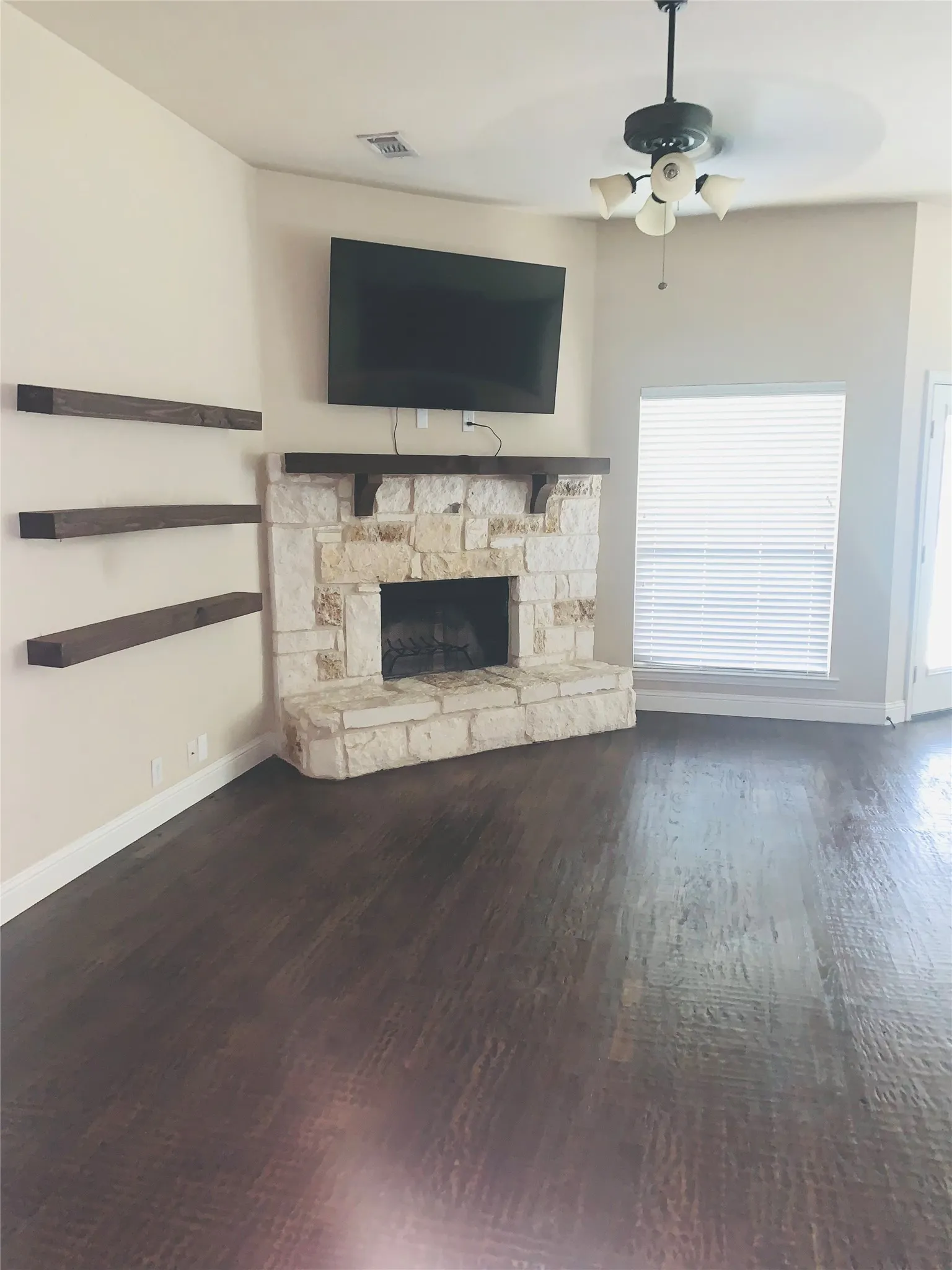 Single Family Residence For Rent in Collin County , 3501 Holly Road, Melissa, Texas 75454, 3 Bedroom, 2 Bathroom, 2 Garage spaces, 1,611 Sqft, built in 2013, mls#21367758, Real Estate Agent in Melissa, Homes For Rent in Collin county, Homes For Rent in Melissa, Realtor in Melissa Texas, Real Estate Brokerage Independent Realty Texas, Luminita Cordes Realtor