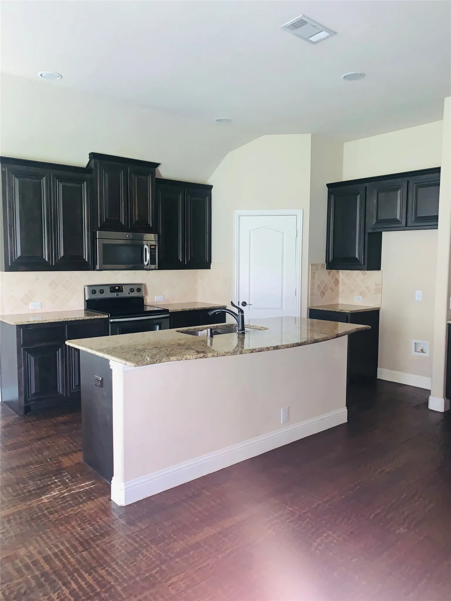 Single Family Residence For Rent in Collin County , 3501 Holly Road, Melissa, Texas 75454, 3 Bedroom, 2 Bathroom, 2 Garage spaces, 1,611 Sqft, built in 2013, mls#21367758, Real Estate Agent in Melissa, Homes For Rent in Collin county, Homes For Rent in Melissa, Realtor in Melissa Texas, Real Estate Brokerage Independent Realty Texas, Luminita Cordes Realtor