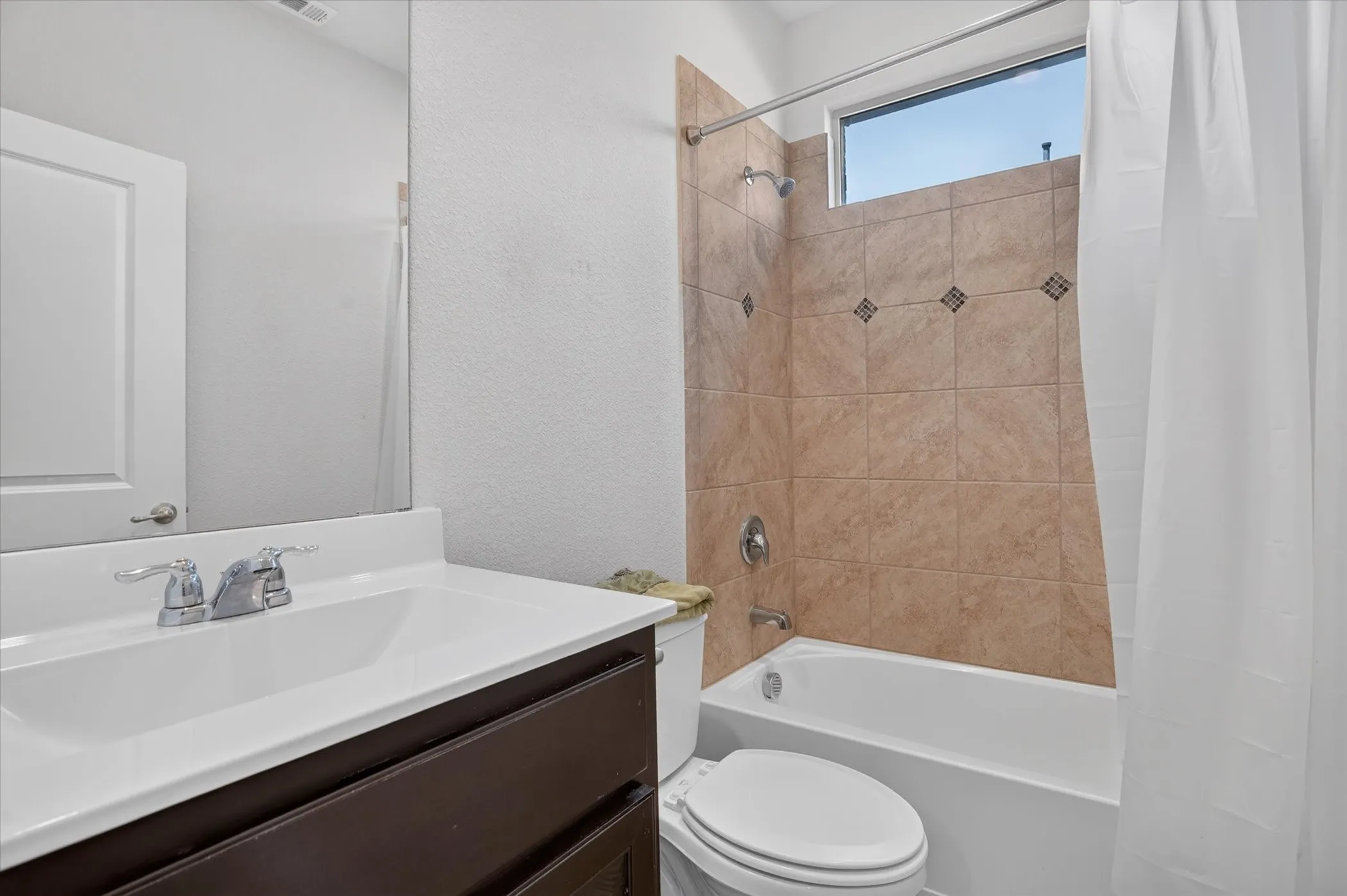 Single Family Residence For Sale in Johnson County , 1104 Larkspur Lane, Cleburne, Texas 76033, 5 Bedroom, 4 Bathroom, 2 Garage spaces, 2,863 Sqft, built in 2020, mls#21357347, Real Estate Agent in Cleburne, Homes For Sale in Johnson county, Homes For Sale in Cleburne, Realtor in Cleburne Texas, Real Estate Brokerage Independent Realty Texas, Luminita Cordes Realtor