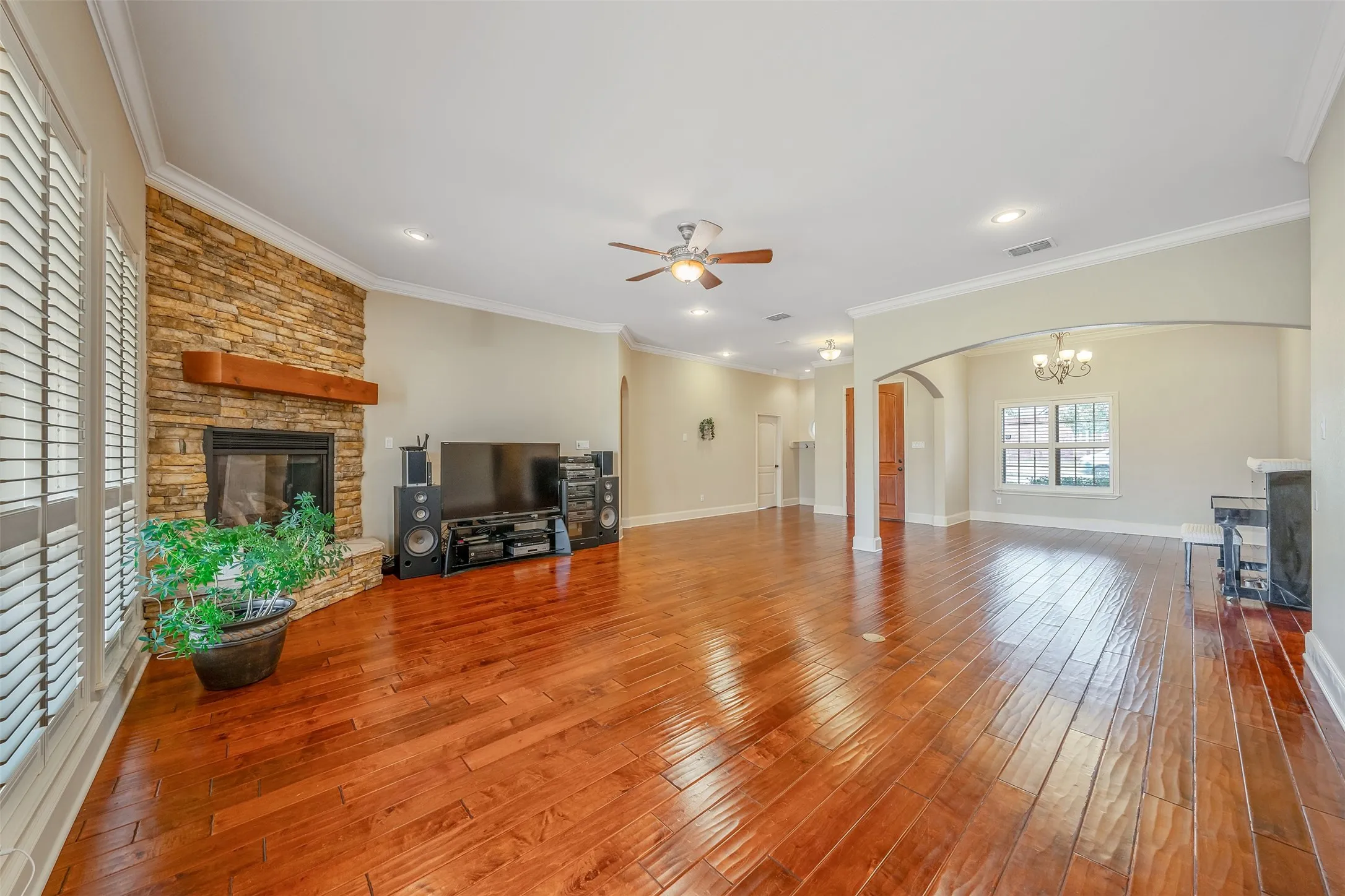Single Family Residence For Sale in Smith County , 6526 Ashmore, Tyler, Texas 75703, 3 Bedroom, 3 Bathroom, 3 Garage spaces, 2,710 Sqft, built in 2006, mls#21367760, Real Estate Agent in Tyler, Homes For Sale in Smith county, Homes For Sale in Tyler, Realtor in Tyler Texas, Real Estate Brokerage Independent Realty Texas, Luminita Cordes Realtor