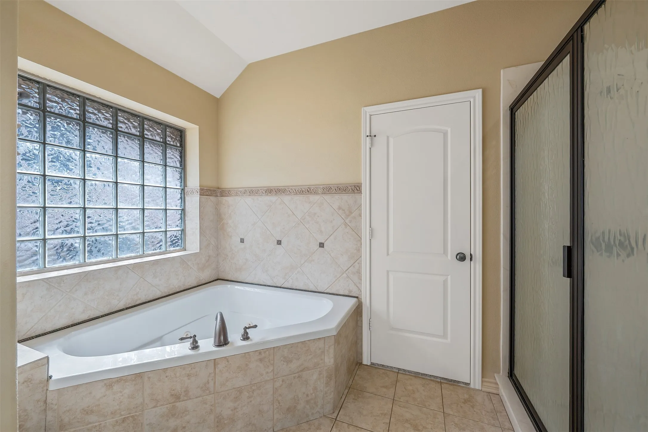 Single Family Residence For Sale in Smith County , 6526 Ashmore, Tyler, Texas 75703, 3 Bedroom, 3 Bathroom, 3 Garage spaces, 2,710 Sqft, built in 2006, mls#21367760, Real Estate Agent in Tyler, Homes For Sale in Smith county, Homes For Sale in Tyler, Realtor in Tyler Texas, Real Estate Brokerage Independent Realty Texas, Luminita Cordes Realtor
