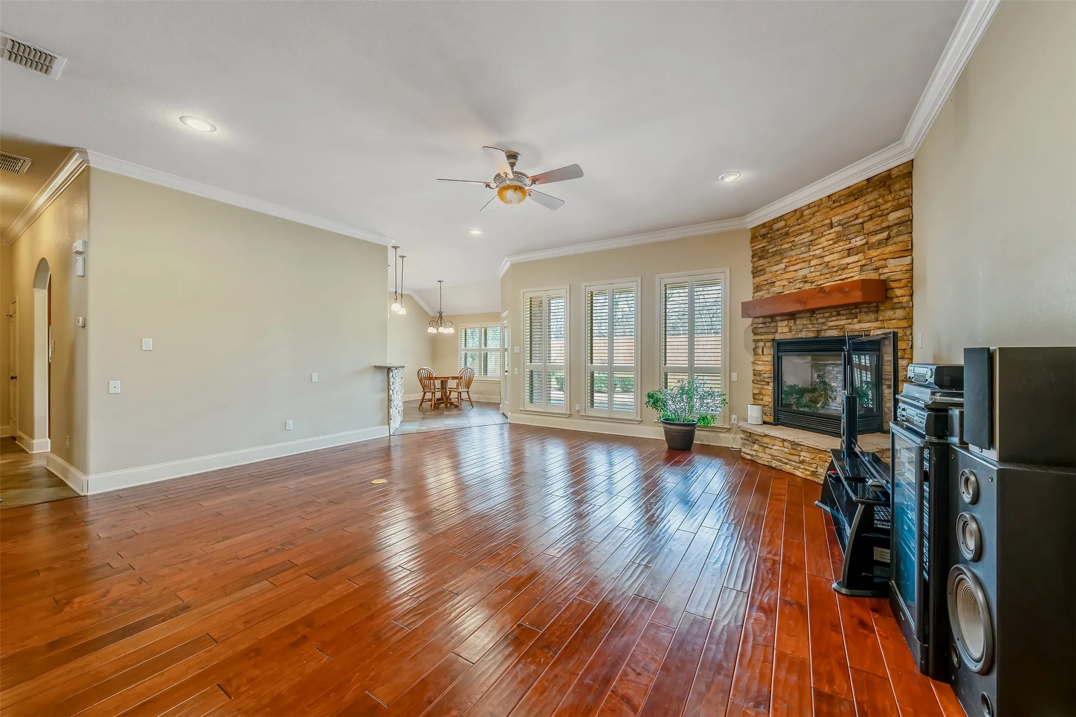 Single Family Residence For Sale in Smith County , 6526 Ashmore, Tyler, Texas 75703, 3 Bedroom, 3 Bathroom, 3 Garage spaces, 2,710 Sqft, built in 2006, mls#21367760, Real Estate Agent in Tyler, Homes For Sale in Smith county, Homes For Sale in Tyler, Realtor in Tyler Texas, Real Estate Brokerage Independent Realty Texas, Luminita Cordes Realtor