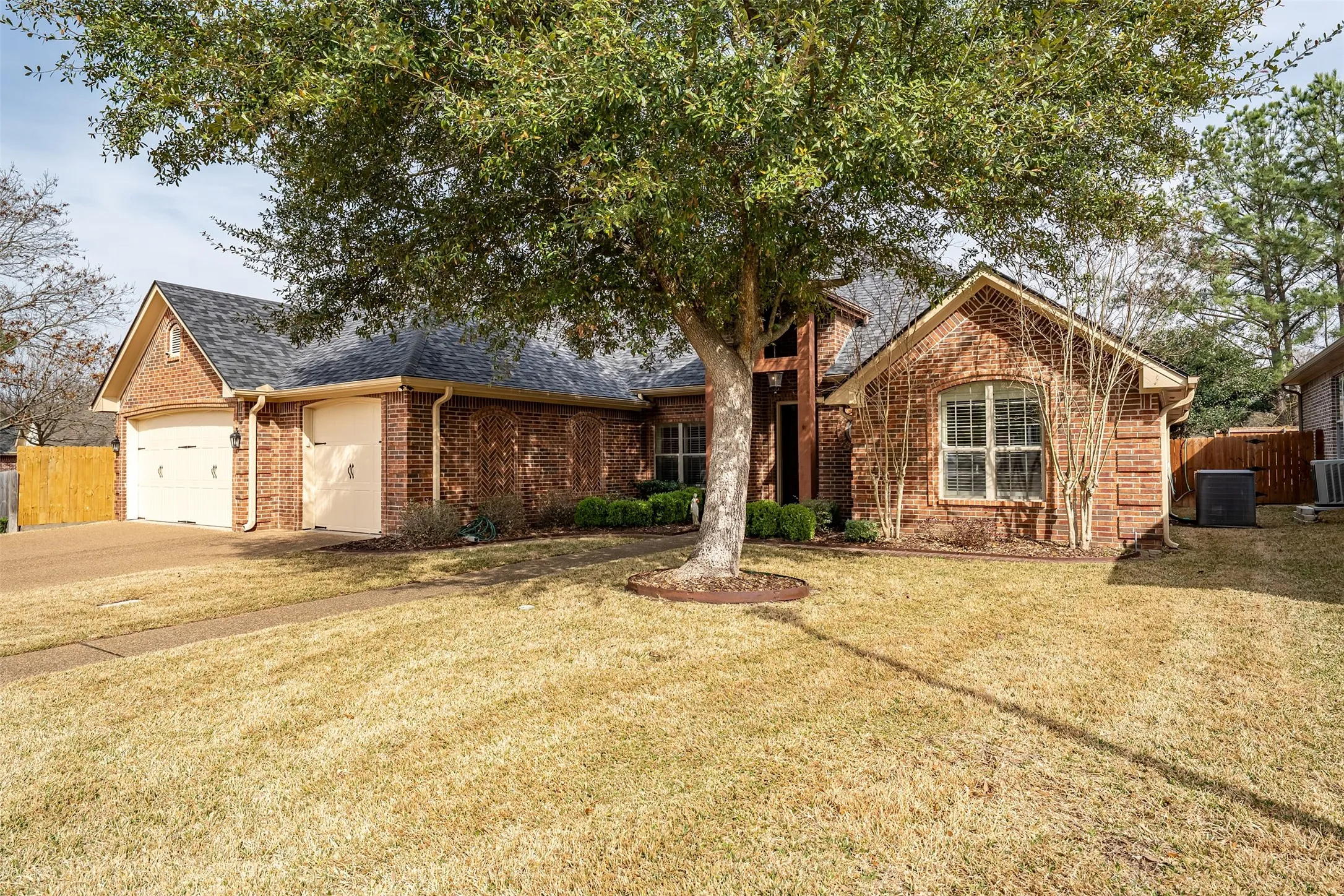 Single Family Residence For Sale in Smith County , 6526 Ashmore, Tyler, Texas 75703, 3 Bedroom, 3 Bathroom, 3 Garage spaces, 2,710 Sqft, built in 2006, mls#21367760, Real Estate Agent in Tyler, Homes For Sale in Smith county, Homes For Sale in Tyler, Realtor in Tyler Texas, Real Estate Brokerage Independent Realty Texas, Luminita Cordes Realtor