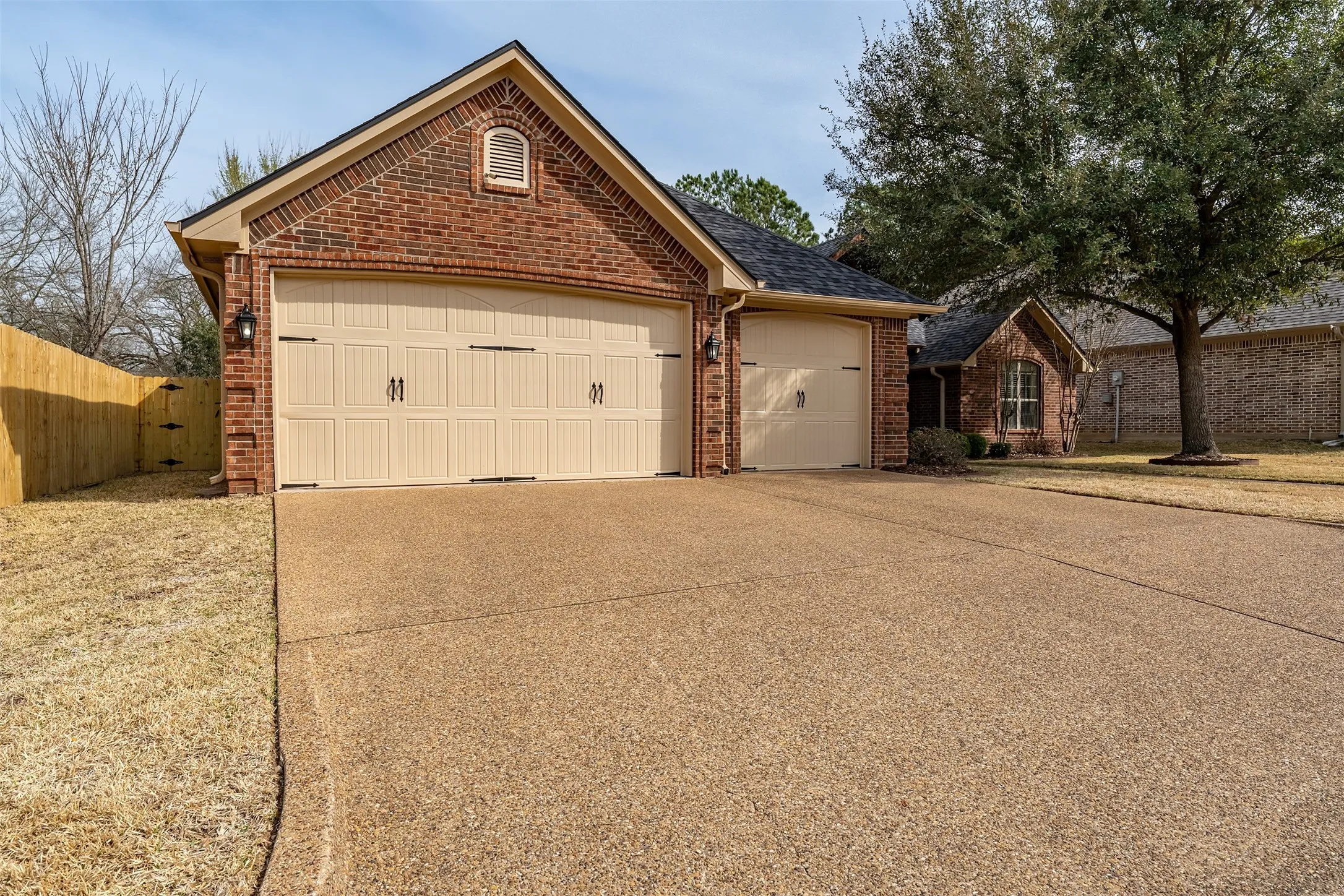 Single Family Residence For Sale in Smith County , 6526 Ashmore, Tyler, Texas 75703, 3 Bedroom, 3 Bathroom, 3 Garage spaces, 2,710 Sqft, built in 2006, mls#21367760, Real Estate Agent in Tyler, Homes For Sale in Smith county, Homes For Sale in Tyler, Realtor in Tyler Texas, Real Estate Brokerage Independent Realty Texas, Luminita Cordes Realtor