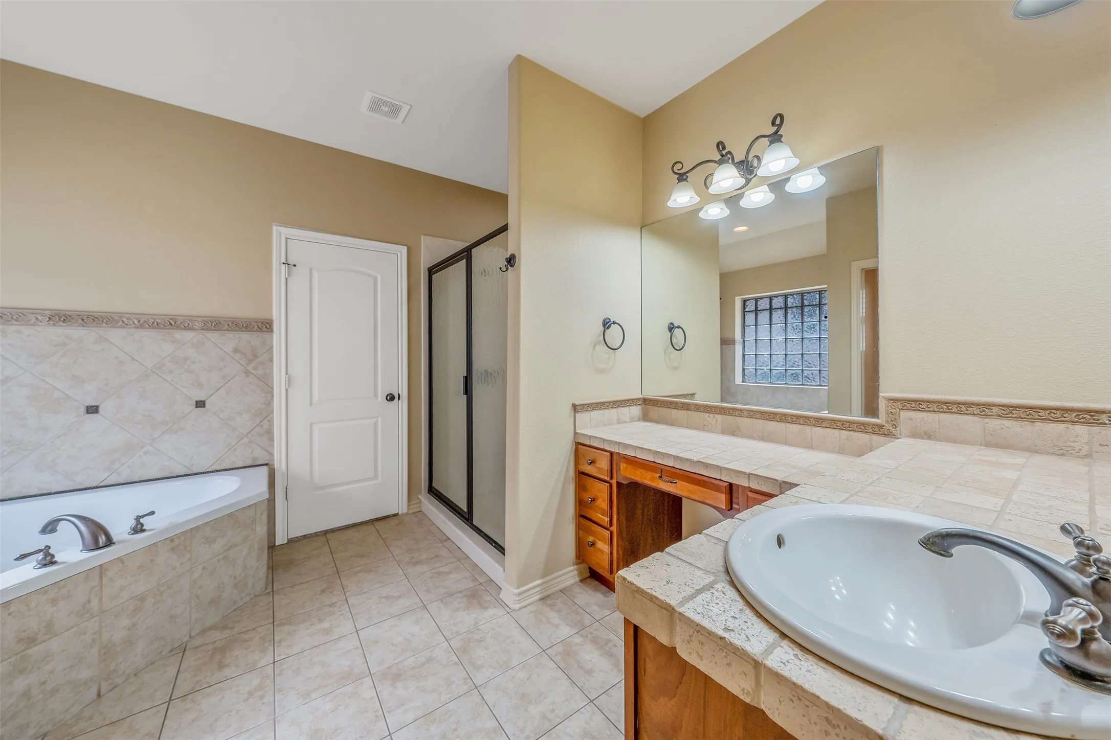Single Family Residence For Sale in Smith County , 6526 Ashmore, Tyler, Texas 75703, 3 Bedroom, 3 Bathroom, 3 Garage spaces, 2,710 Sqft, built in 2006, mls#21367760, Real Estate Agent in Tyler, Homes For Sale in Smith county, Homes For Sale in Tyler, Realtor in Tyler Texas, Real Estate Brokerage Independent Realty Texas, Luminita Cordes Realtor