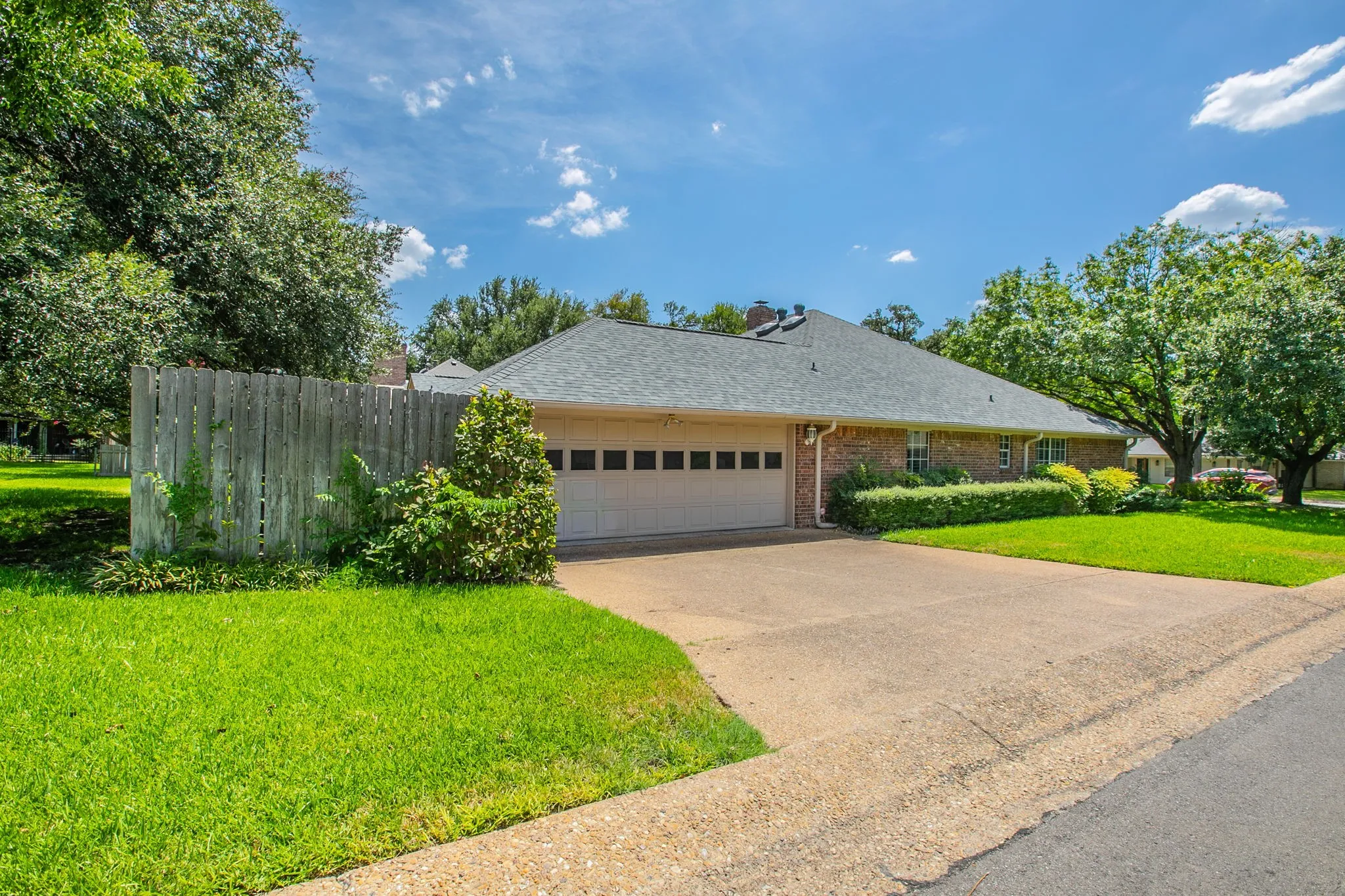 Single Family Residence For Sale in Mc Lennan County , 3021 Chimney Hill Drive, Waco, Texas 76708, 4 Bedroom, 3 Bathroom, 2 Garage spaces, 2,717 Sqft, built in 1986, mls#21367683, Real Estate Agent in Waco, Homes For Sale in Mc Lennan county, Homes For Sale in Waco, Realtor in Waco Texas, Real Estate Brokerage Independent Realty Texas, Luminita Cordes Realtor
