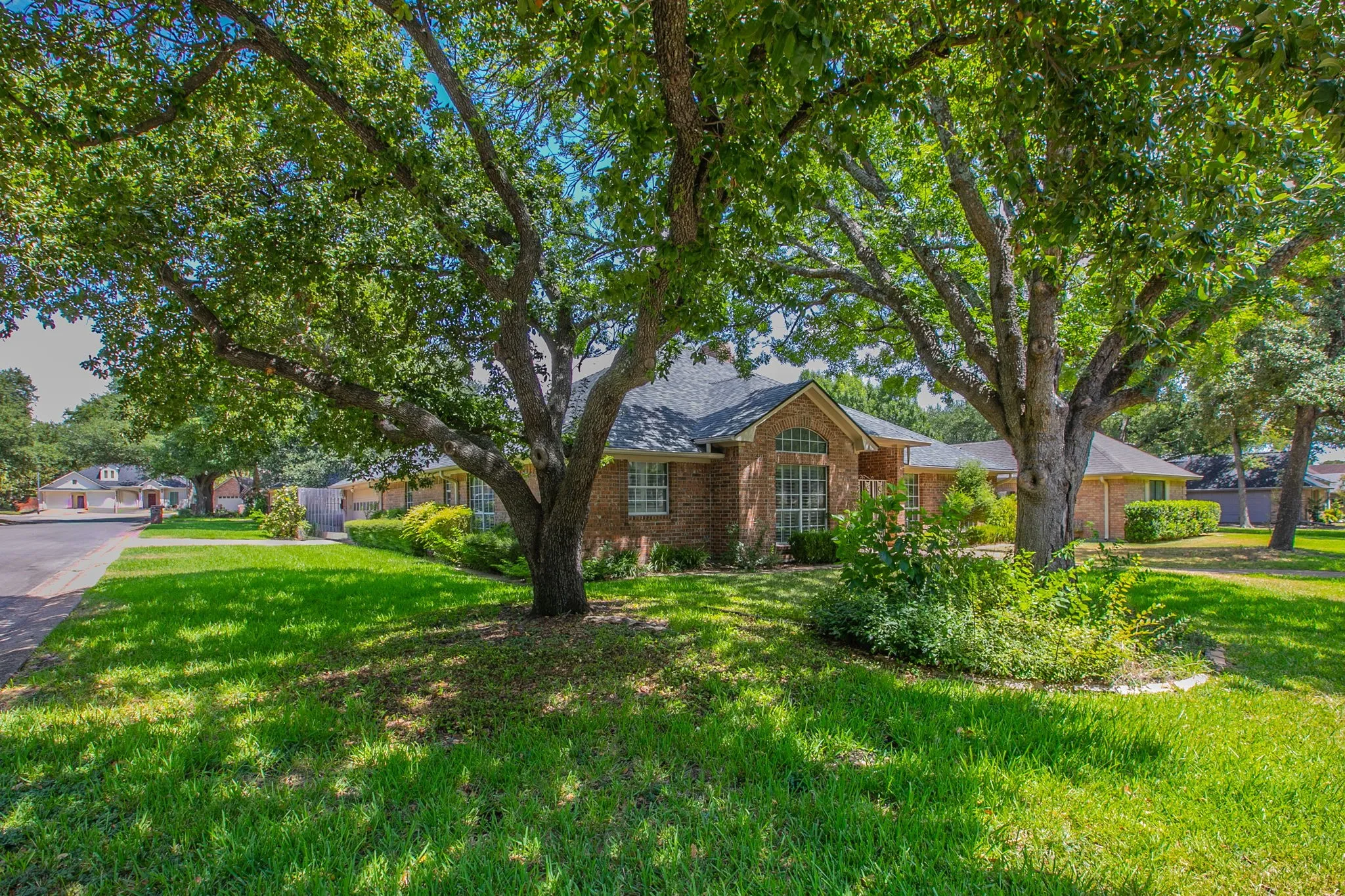 Single Family Residence For Sale in Mc Lennan County , 3021 Chimney Hill Drive, Waco, Texas 76708, 4 Bedroom, 3 Bathroom, 2 Garage spaces, 2,717 Sqft, built in 1986, mls#21367683, Real Estate Agent in Waco, Homes For Sale in Mc Lennan county, Homes For Sale in Waco, Realtor in Waco Texas, Real Estate Brokerage Independent Realty Texas, Luminita Cordes Realtor