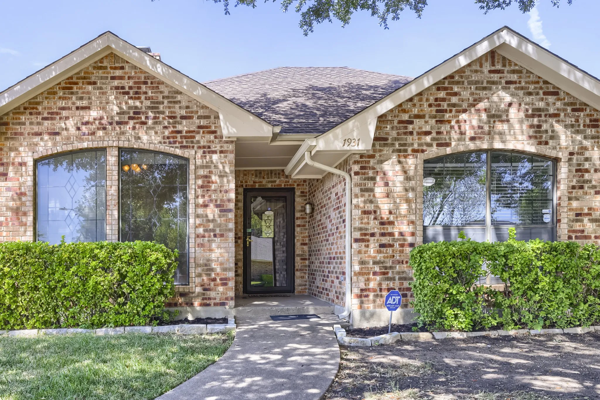 Single Family Residence For Sale in Dallas County , 1931 Silver Creek Place, Duncanville, Texas 75137, 3 Bedroom, 2 Bathroom, 2 Garage spaces, 2,135 Sqft, built in 1984, mls#21250679, Real Estate Agent in Duncanville, Homes For Sale in Dallas county, Homes For Sale in Duncanville, Realtor in Duncanville Texas, Real Estate Brokerage Independent Realty Texas, Luminita Cordes Realtor