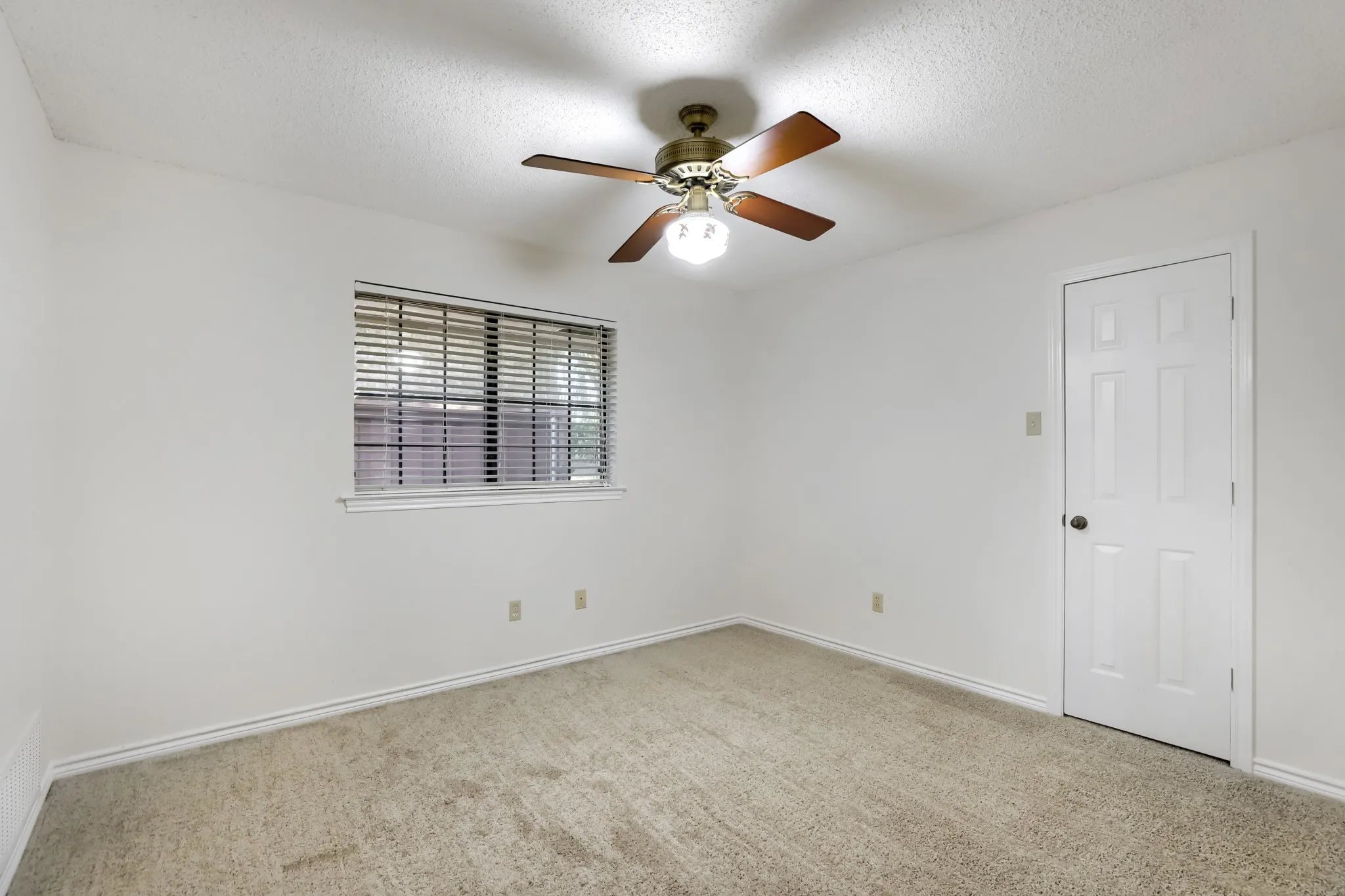 Single Family Residence For Sale in Dallas County , 1931 Silver Creek Place, Duncanville, Texas 75137, 3 Bedroom, 2 Bathroom, 2 Garage spaces, 2,135 Sqft, built in 1984, mls#21250679, Real Estate Agent in Duncanville, Homes For Sale in Dallas county, Homes For Sale in Duncanville, Realtor in Duncanville Texas, Real Estate Brokerage Independent Realty Texas, Luminita Cordes Realtor