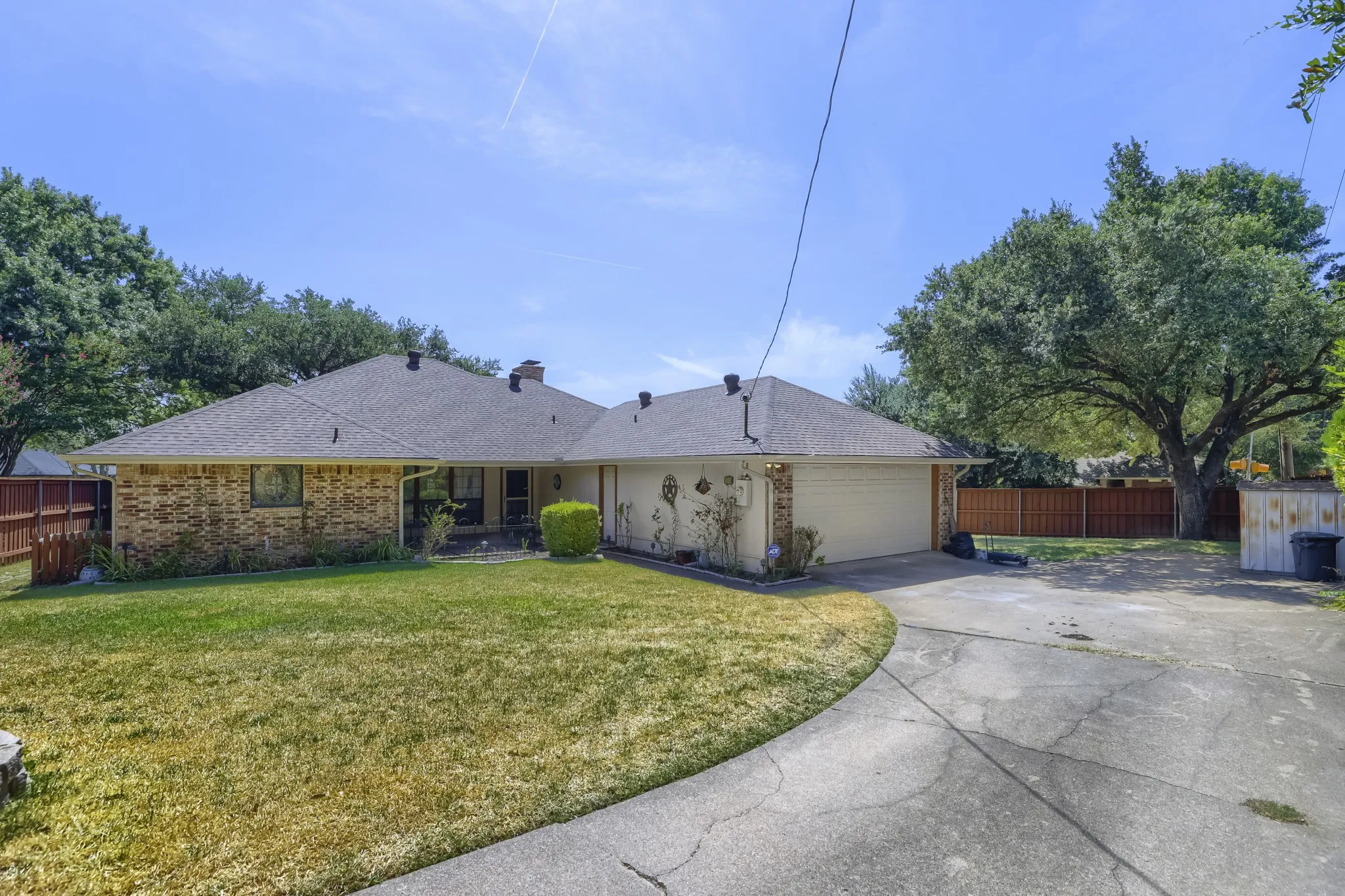 Single Family Residence For Sale in Dallas County , 1931 Silver Creek Place, Duncanville, Texas 75137, 3 Bedroom, 2 Bathroom, 2 Garage spaces, 2,135 Sqft, built in 1984, mls#21250679, Real Estate Agent in Duncanville, Homes For Sale in Dallas county, Homes For Sale in Duncanville, Realtor in Duncanville Texas, Real Estate Brokerage Independent Realty Texas, Luminita Cordes Realtor