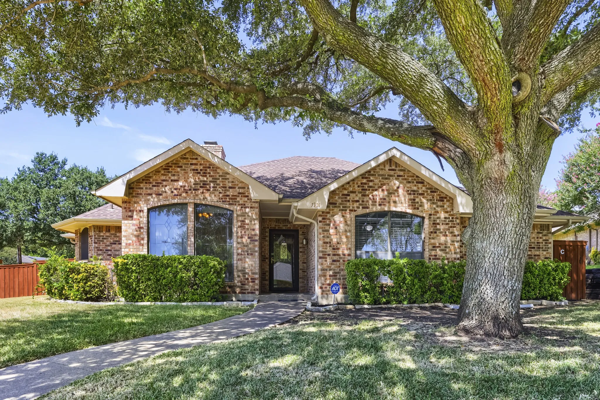 Single Family Residence For Sale in Dallas County , 1931 Silver Creek Place, Duncanville, Texas 75137, 3 Bedroom, 2 Bathroom, 2 Garage spaces, 2,135 Sqft, built in 1984, mls#21250679, Real Estate Agent in Duncanville, Homes For Sale in Dallas county, Homes For Sale in Duncanville, Realtor in Duncanville Texas, Real Estate Brokerage Independent Realty Texas, Luminita Cordes Realtor