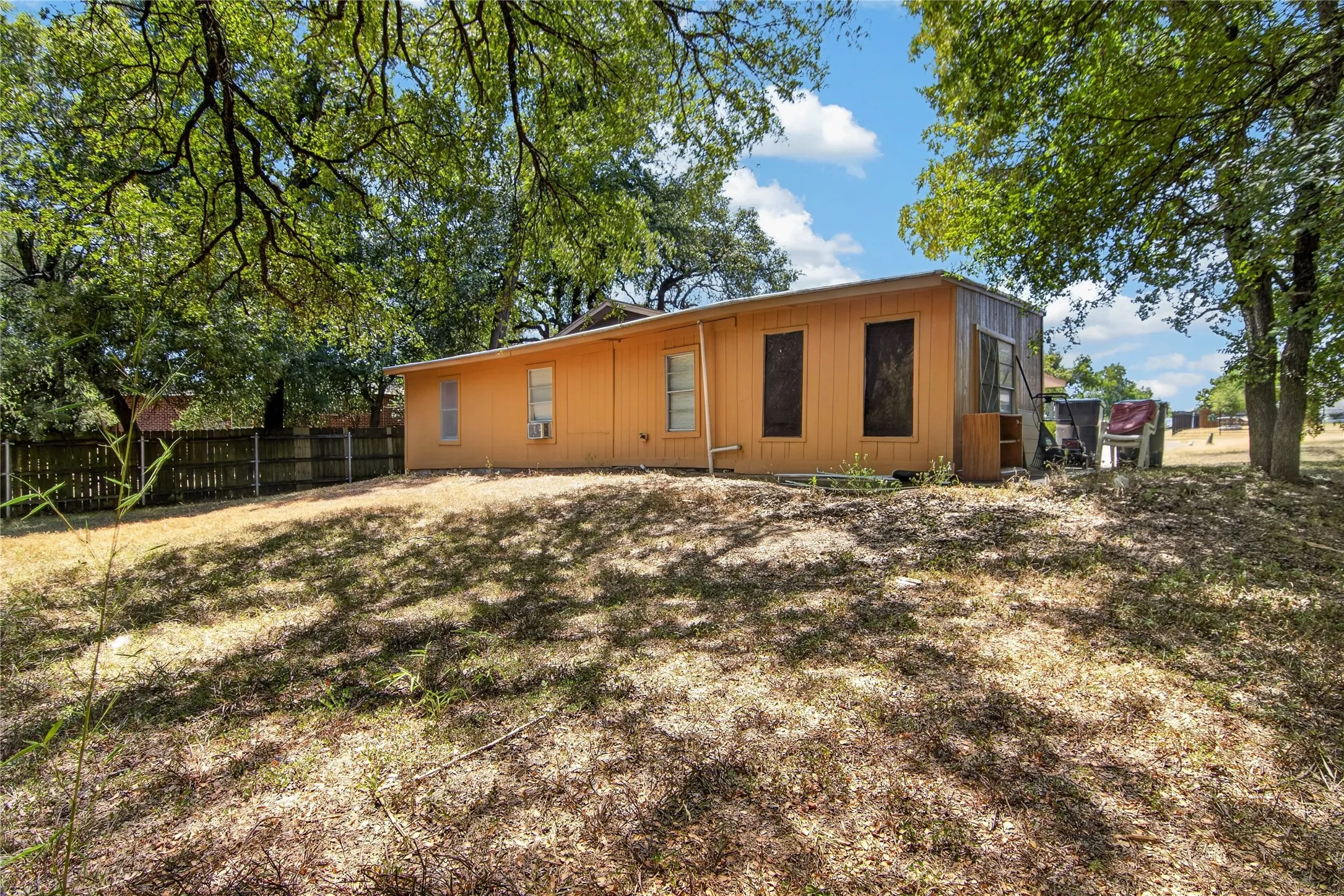 Single Family Residence For Sale in Mc Lennan County , 3117 N 15th Street, Waco, Texas 76708, 3 Bedroom, 3 Bathroom, Garage spaces, 2,248 Sqft, built in 1976, mls#21367703, Real Estate Agent in Waco, Homes For Sale in Mc Lennan county, Homes For Sale in Waco, Realtor in Waco Texas, Real Estate Brokerage Independent Realty Texas, Luminita Cordes Realtor