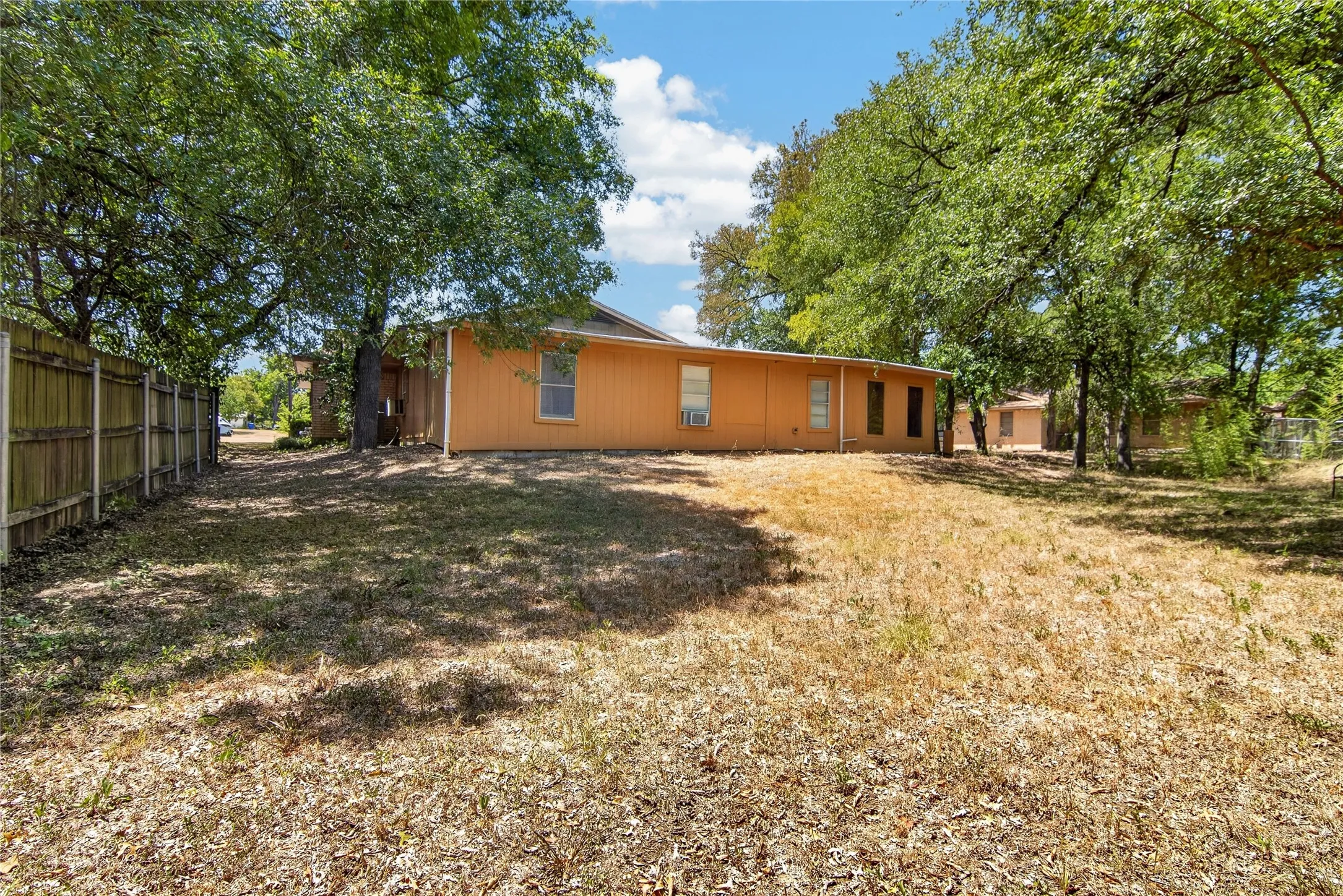 Single Family Residence For Sale in Mc Lennan County , 3117 N 15th Street, Waco, Texas 76708, 3 Bedroom, 3 Bathroom, Garage spaces, 2,248 Sqft, built in 1976, mls#21367703, Real Estate Agent in Waco, Homes For Sale in Mc Lennan county, Homes For Sale in Waco, Realtor in Waco Texas, Real Estate Brokerage Independent Realty Texas, Luminita Cordes Realtor