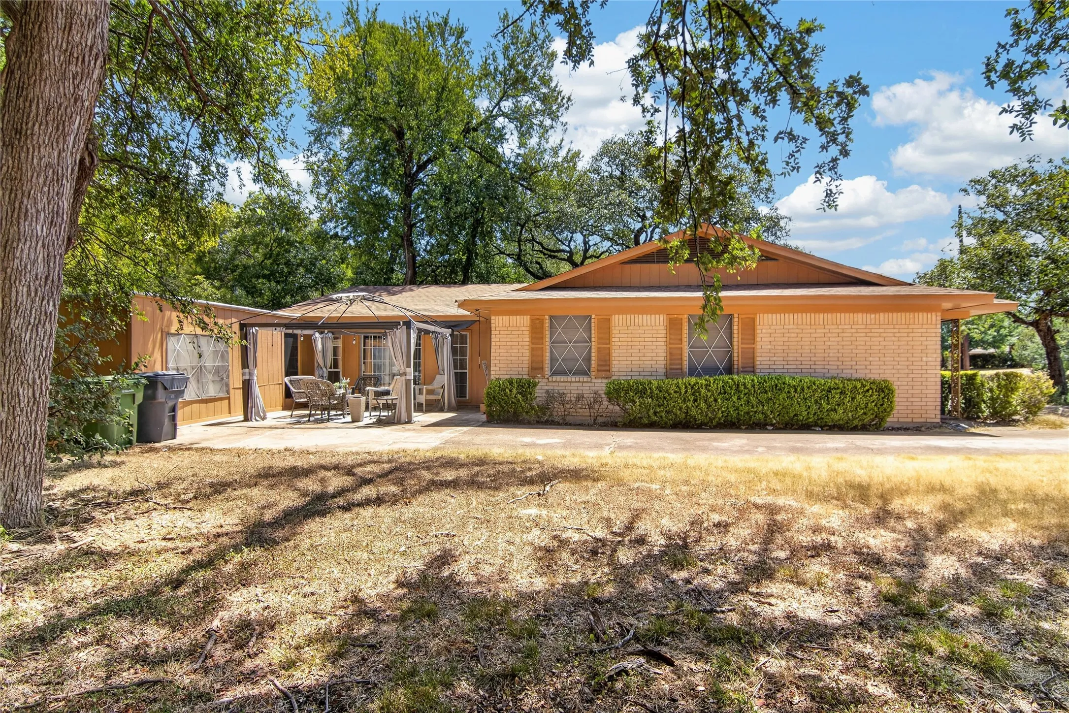 Single Family Residence For Sale in Mc Lennan County , 3117 N 15th Street, Waco, Texas 76708, 3 Bedroom, 3 Bathroom, Garage spaces, 2,248 Sqft, built in 1976, mls#21367703, Real Estate Agent in Waco, Homes For Sale in Mc Lennan county, Homes For Sale in Waco, Realtor in Waco Texas, Real Estate Brokerage Independent Realty Texas, Luminita Cordes Realtor