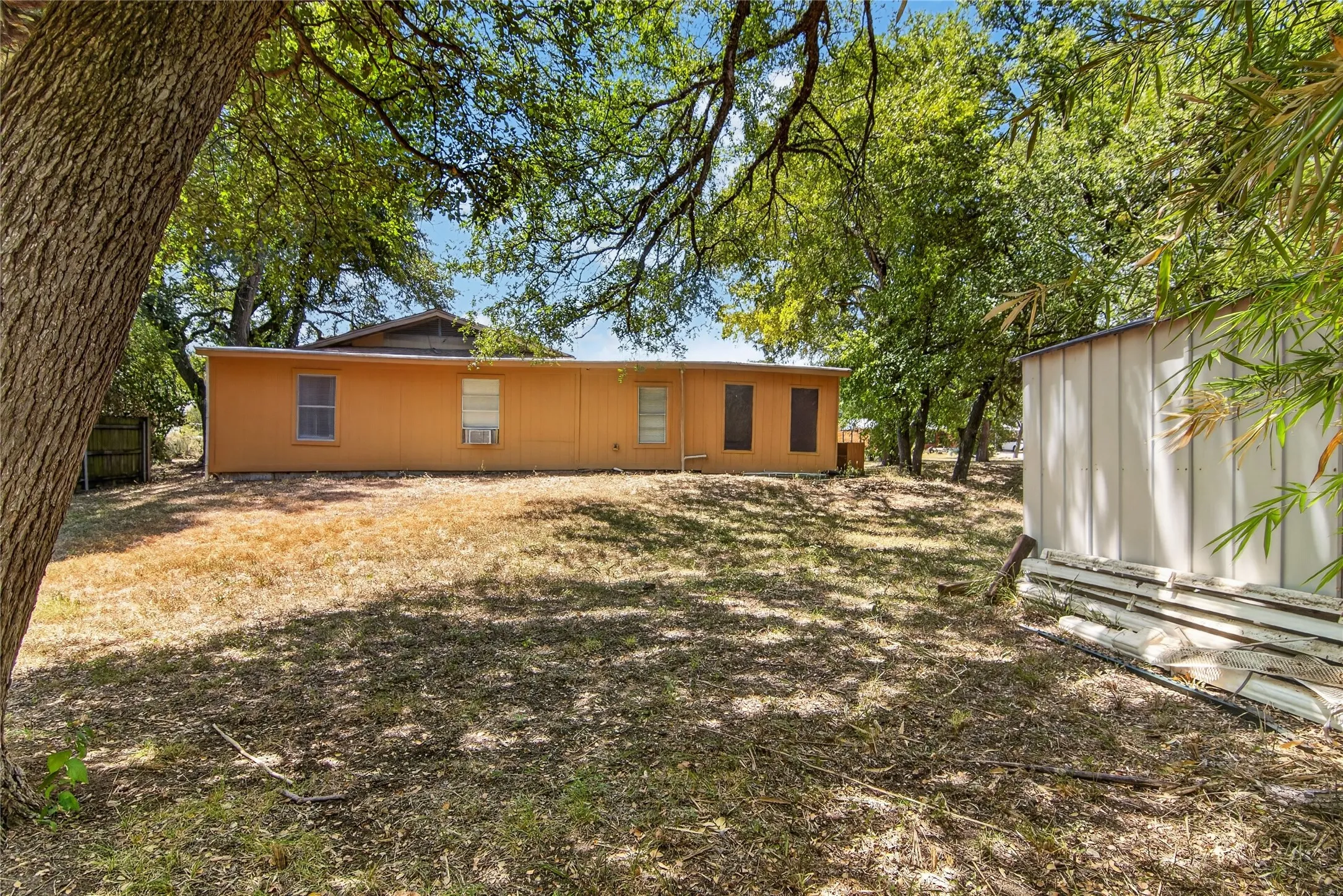 Single Family Residence For Sale in Mc Lennan County , 3117 N 15th Street, Waco, Texas 76708, 3 Bedroom, 3 Bathroom, Garage spaces, 2,248 Sqft, built in 1976, mls#21367703, Real Estate Agent in Waco, Homes For Sale in Mc Lennan county, Homes For Sale in Waco, Realtor in Waco Texas, Real Estate Brokerage Independent Realty Texas, Luminita Cordes Realtor