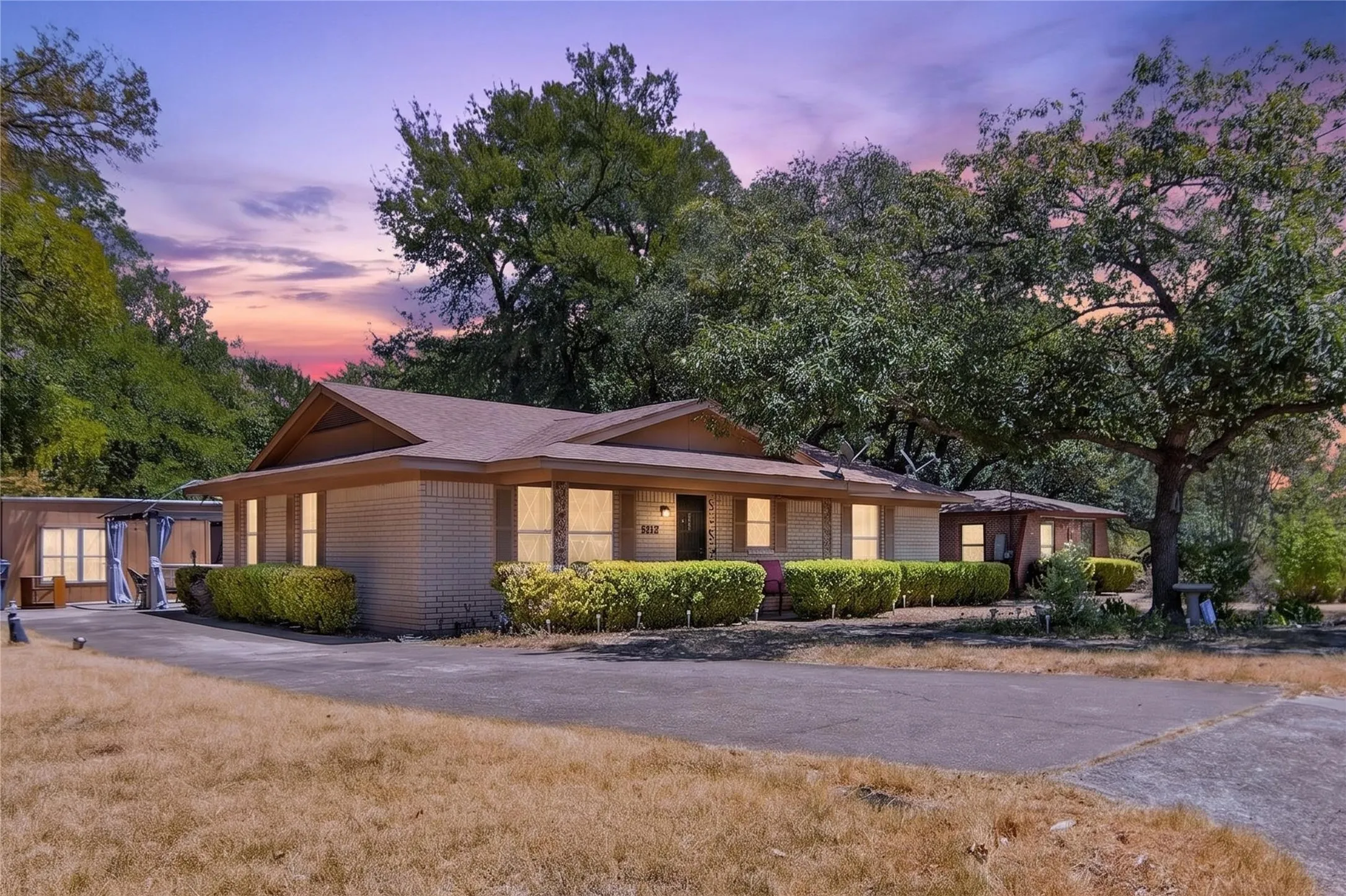 Single Family Residence For Sale in Mc Lennan County , 3117 N 15th Street, Waco, Texas 76708, 3 Bedroom, 3 Bathroom, Garage spaces, 2,248 Sqft, built in 1976, mls#21367703, Real Estate Agent in Waco, Homes For Sale in Mc Lennan county, Homes For Sale in Waco, Realtor in Waco Texas, Real Estate Brokerage Independent Realty Texas, Luminita Cordes Realtor