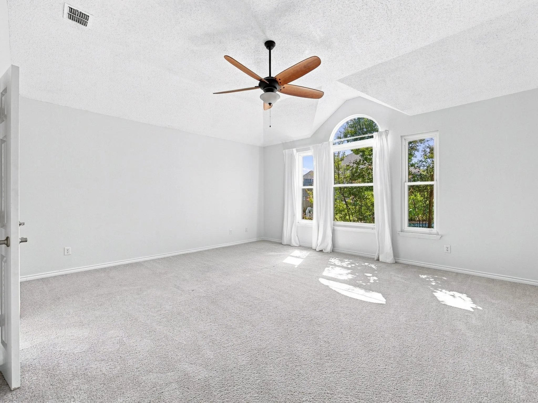 Single Family Residence For Sale in Tarrant County , 7129 Sundance Lane, Fort Worth, Texas 76179, 4 Bedroom, 3 Bathroom, 3 Garage spaces, 3,093 Sqft, built in 2000, mls#21356340, Real Estate Agent in Fort Worth, Homes For Sale in Tarrant county, Homes For Sale in Fort Worth, Realtor in Fort Worth Texas, Real Estate Brokerage Independent Realty Texas, Luminita Cordes Realtor