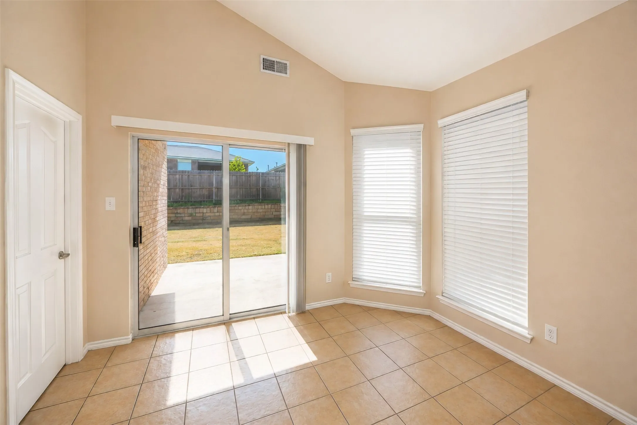 Single Family Residence For Rent in Tarrant County , 12808 Old Macgregor Lane, Fort Worth, Texas 76244, 4 Bedroom, 2 Bathroom, 2 Garage spaces, 1,673 Sqft, built in 2006, mls#21364528, Real Estate Agent in Fort Worth, Homes For Rent in Tarrant county, Homes For Rent in Fort Worth, Realtor in Fort Worth Texas, Real Estate Brokerage Independent Realty Texas, Luminita Cordes Realtor
