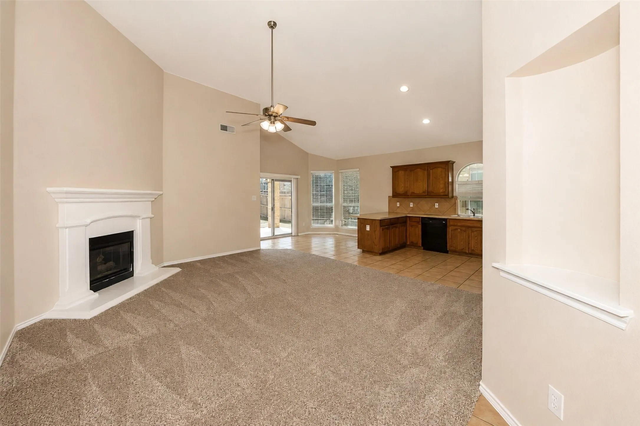 Single Family Residence For Rent in Tarrant County , 12808 Old Macgregor Lane, Fort Worth, Texas 76244, 4 Bedroom, 2 Bathroom, 2 Garage spaces, 1,673 Sqft, built in 2006, mls#21364528, Real Estate Agent in Fort Worth, Homes For Rent in Tarrant county, Homes For Rent in Fort Worth, Realtor in Fort Worth Texas, Real Estate Brokerage Independent Realty Texas, Luminita Cordes Realtor