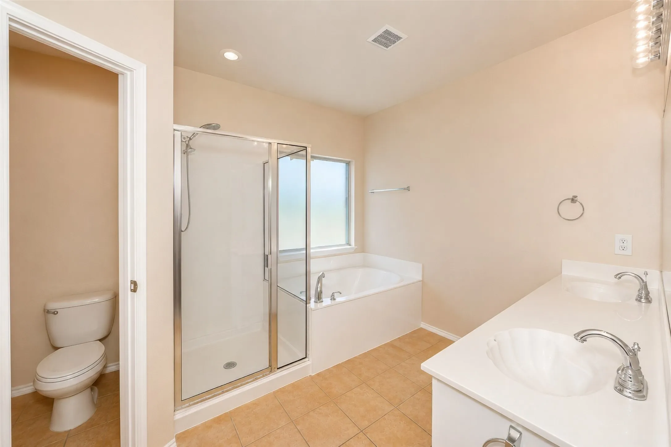 Single Family Residence For Rent in Tarrant County , 12808 Old Macgregor Lane, Fort Worth, Texas 76244, 4 Bedroom, 2 Bathroom, 2 Garage spaces, 1,673 Sqft, built in 2006, mls#21364528, Real Estate Agent in Fort Worth, Homes For Rent in Tarrant county, Homes For Rent in Fort Worth, Realtor in Fort Worth Texas, Real Estate Brokerage Independent Realty Texas, Luminita Cordes Realtor