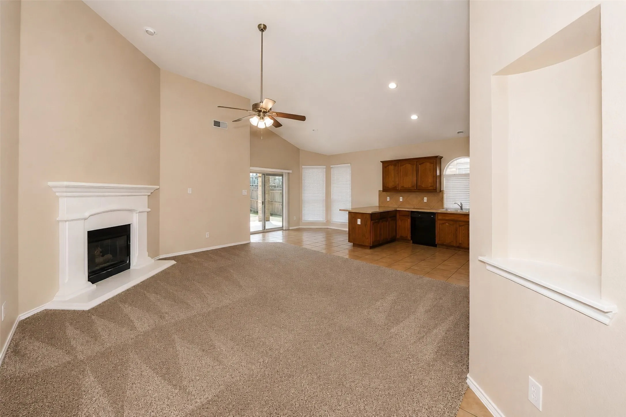 Single Family Residence For Rent in Tarrant County , 12808 Old Macgregor Lane, Fort Worth, Texas 76244, 4 Bedroom, 2 Bathroom, 2 Garage spaces, 1,673 Sqft, built in 2006, mls#21364528, Real Estate Agent in Fort Worth, Homes For Rent in Tarrant county, Homes For Rent in Fort Worth, Realtor in Fort Worth Texas, Real Estate Brokerage Independent Realty Texas, Luminita Cordes Realtor